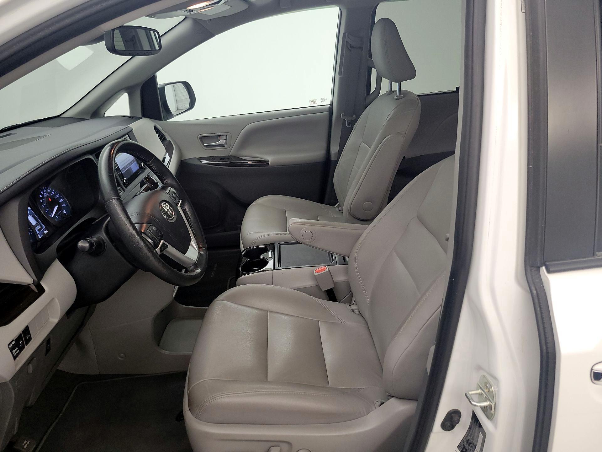 Thumbnail: 2020 Toyota Sienna - 11