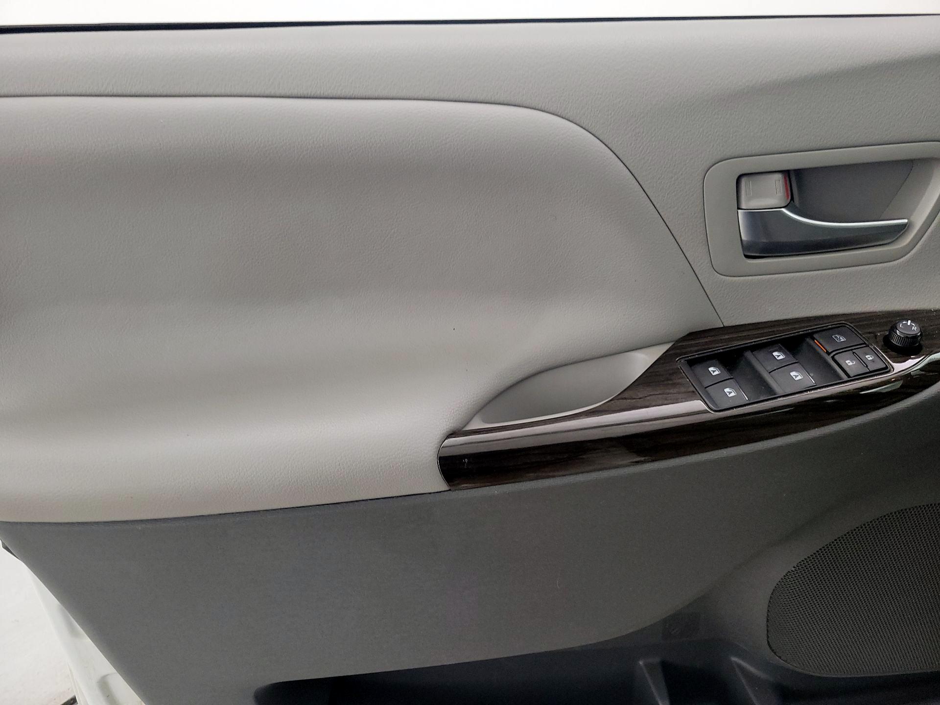 Thumbnail: 2020 Toyota Sienna - 12