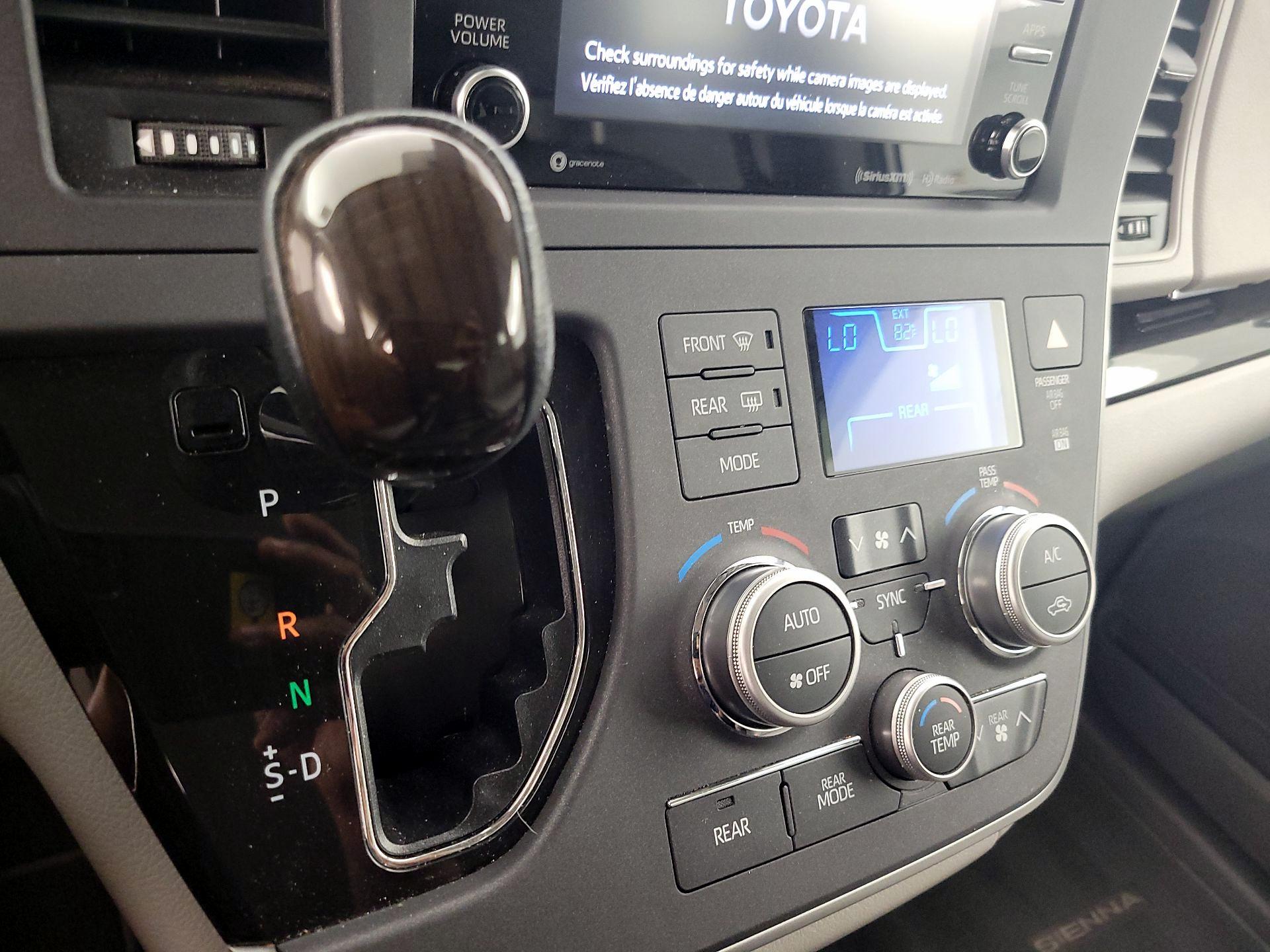 Thumbnail: 2020 Toyota Sienna - 17