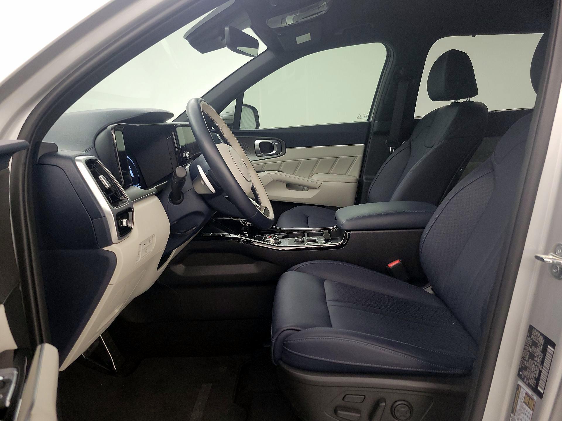 Thumbnail: 2023 Kia Sorento - 11