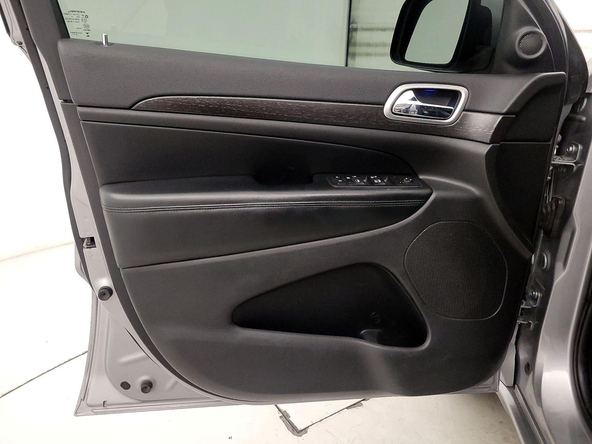 Thumbnail: 2017 Jeep Grand Cherokee - 12