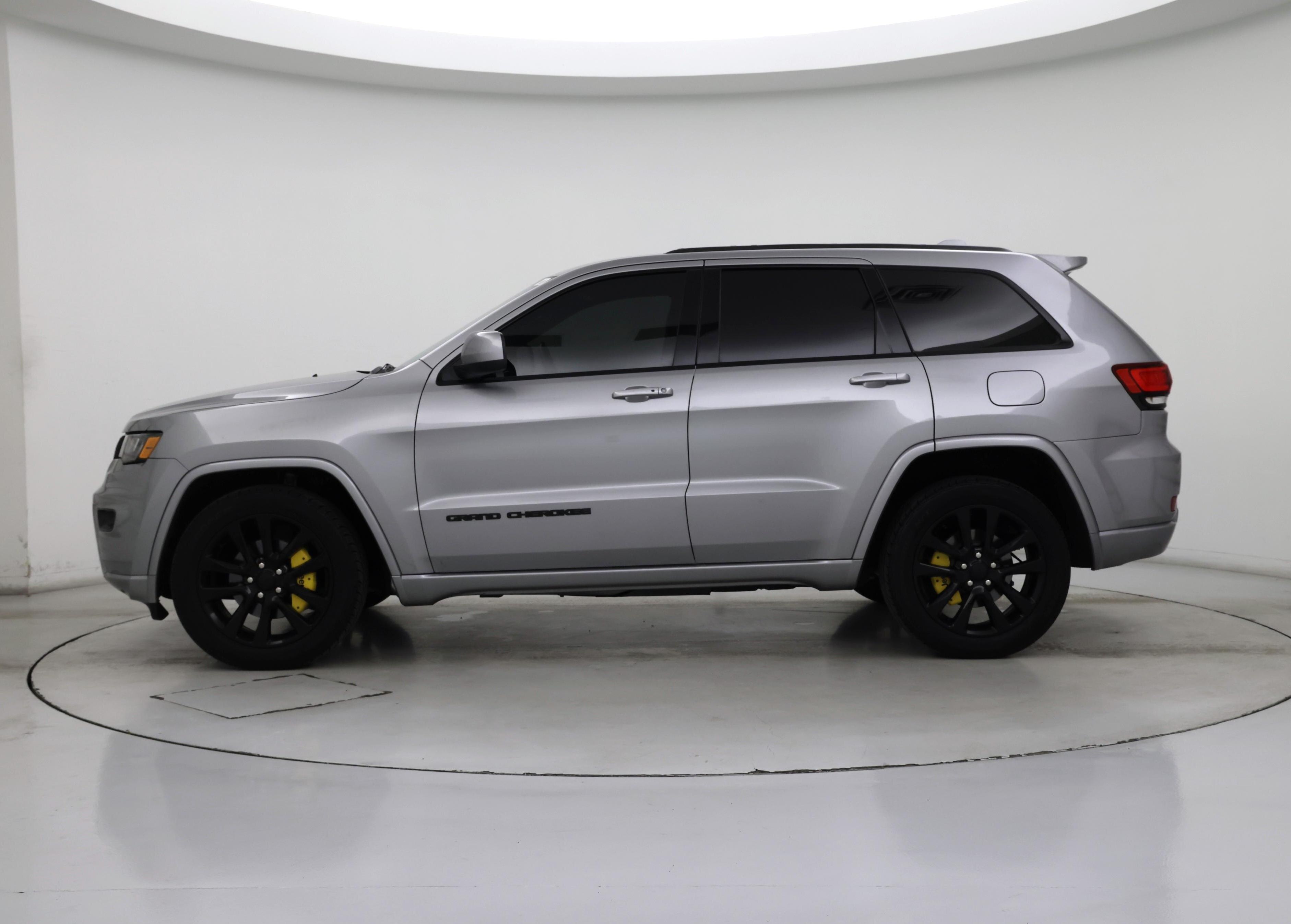 Thumbnail: 2017 Jeep Grand Cherokee - 3