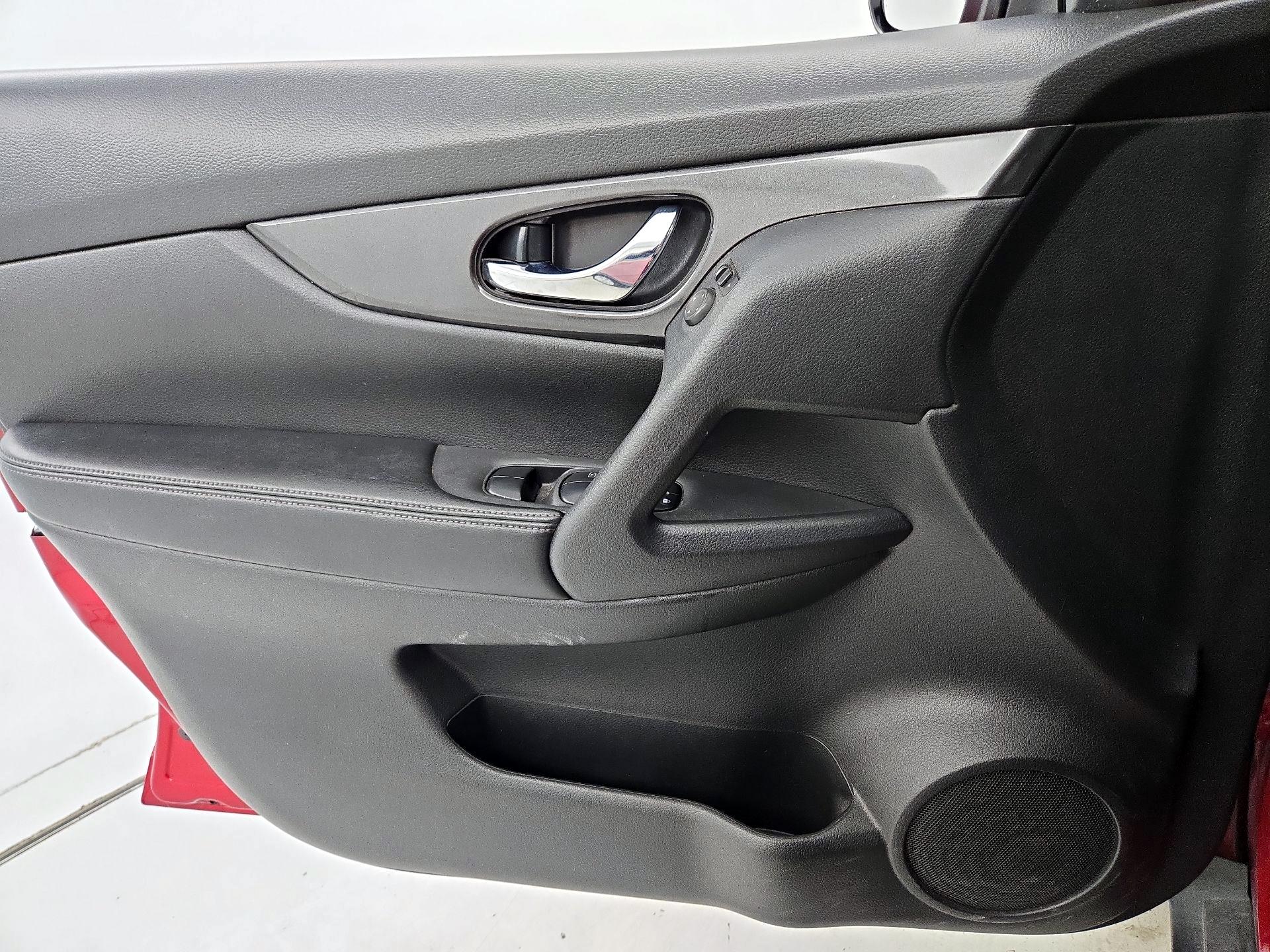 Thumbnail: 2017 Nissan Rogue - 12