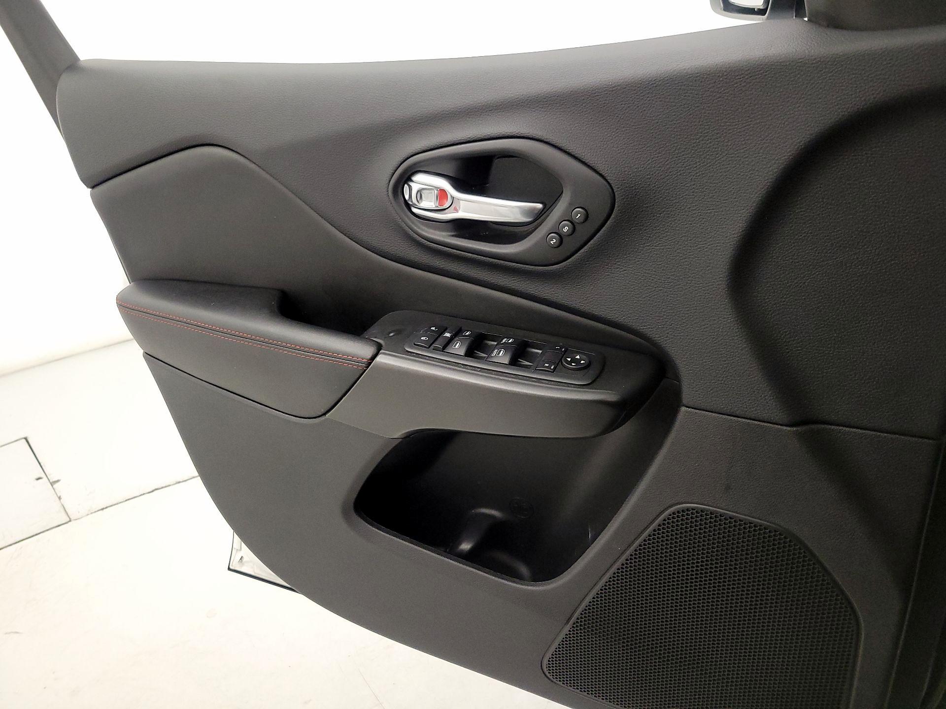 Thumbnail: 2019 Jeep Cherokee - 12