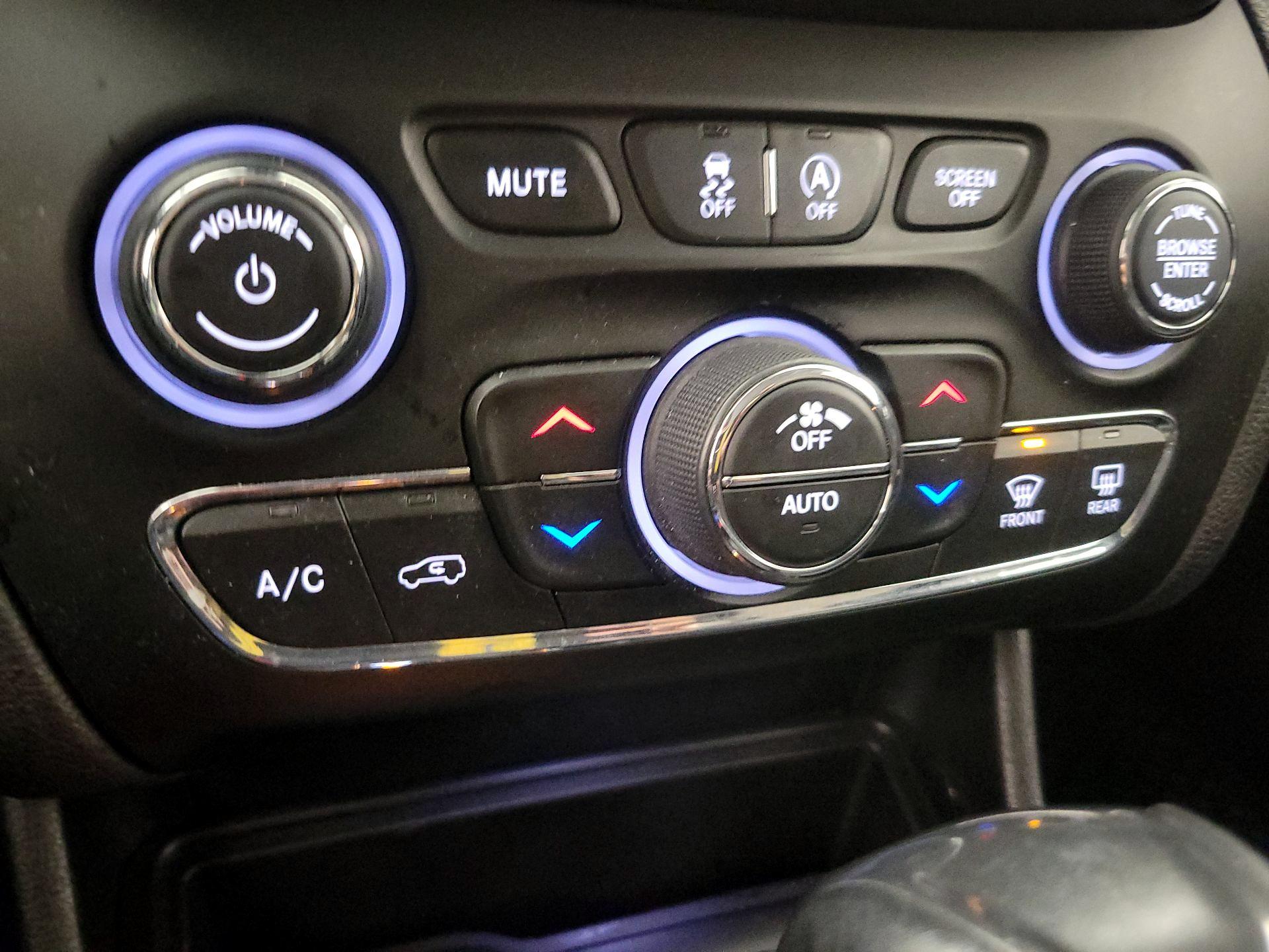 Thumbnail: 2019 Jeep Cherokee - 17