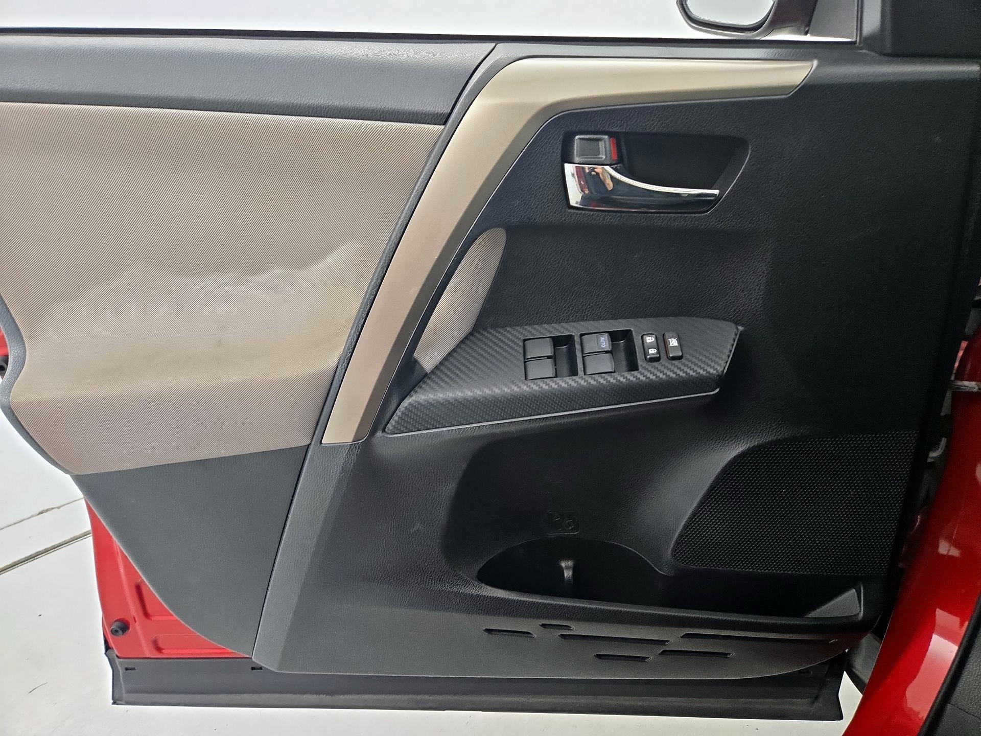 Thumbnail: 2015 Toyota RAV4 - 12