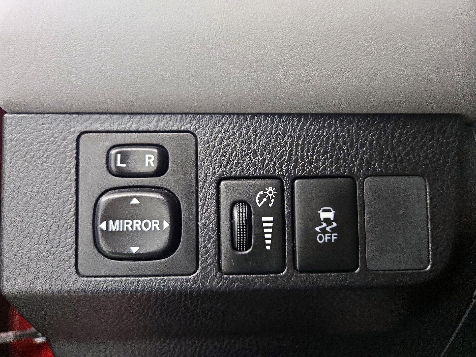 Thumbnail: 2015 Toyota RAV4 - 13