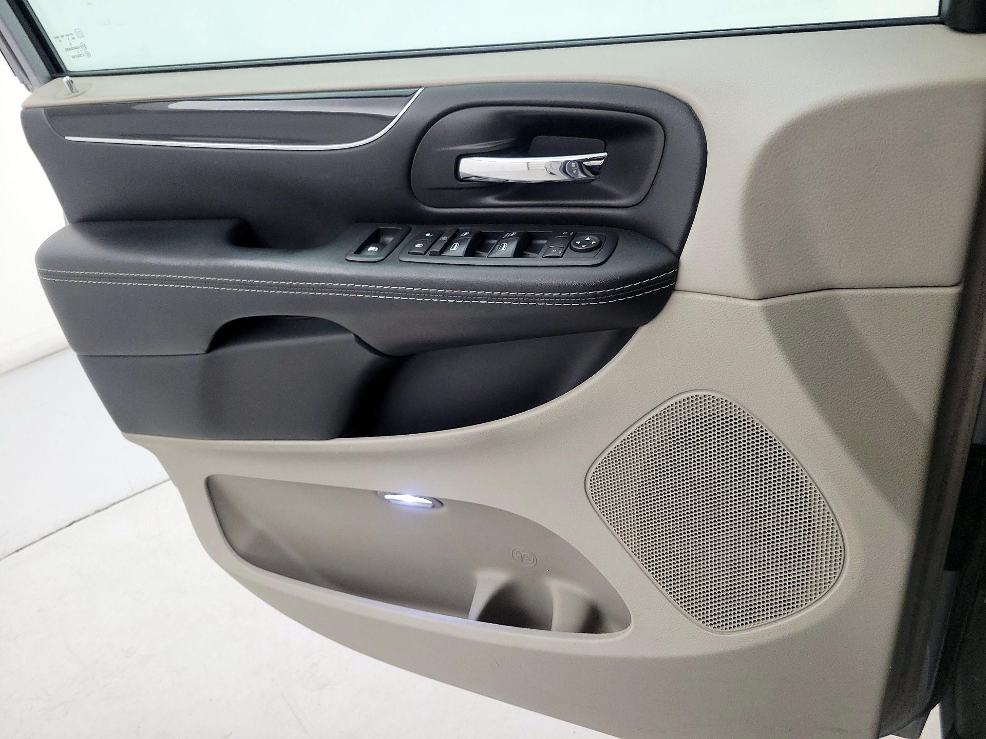 Thumbnail: 2018 Dodge Grand Caravan - 12