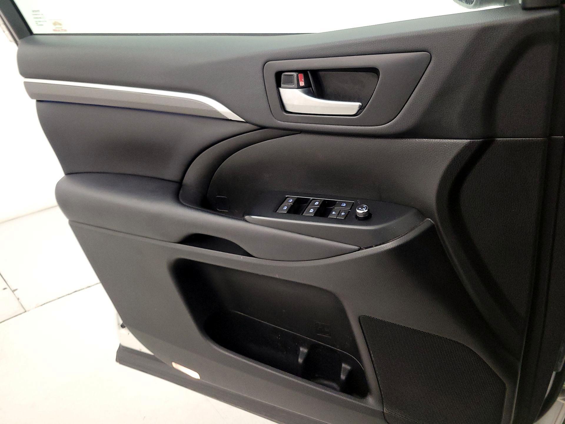 Thumbnail: 2019 Toyota Highlander - 12