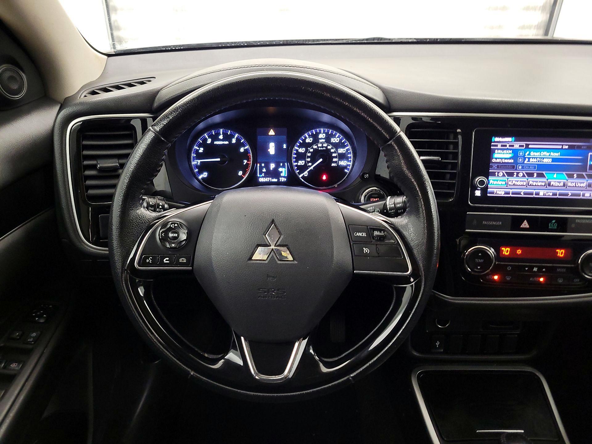 Thumbnail: 2019 Mitsubishi Outlander - 10