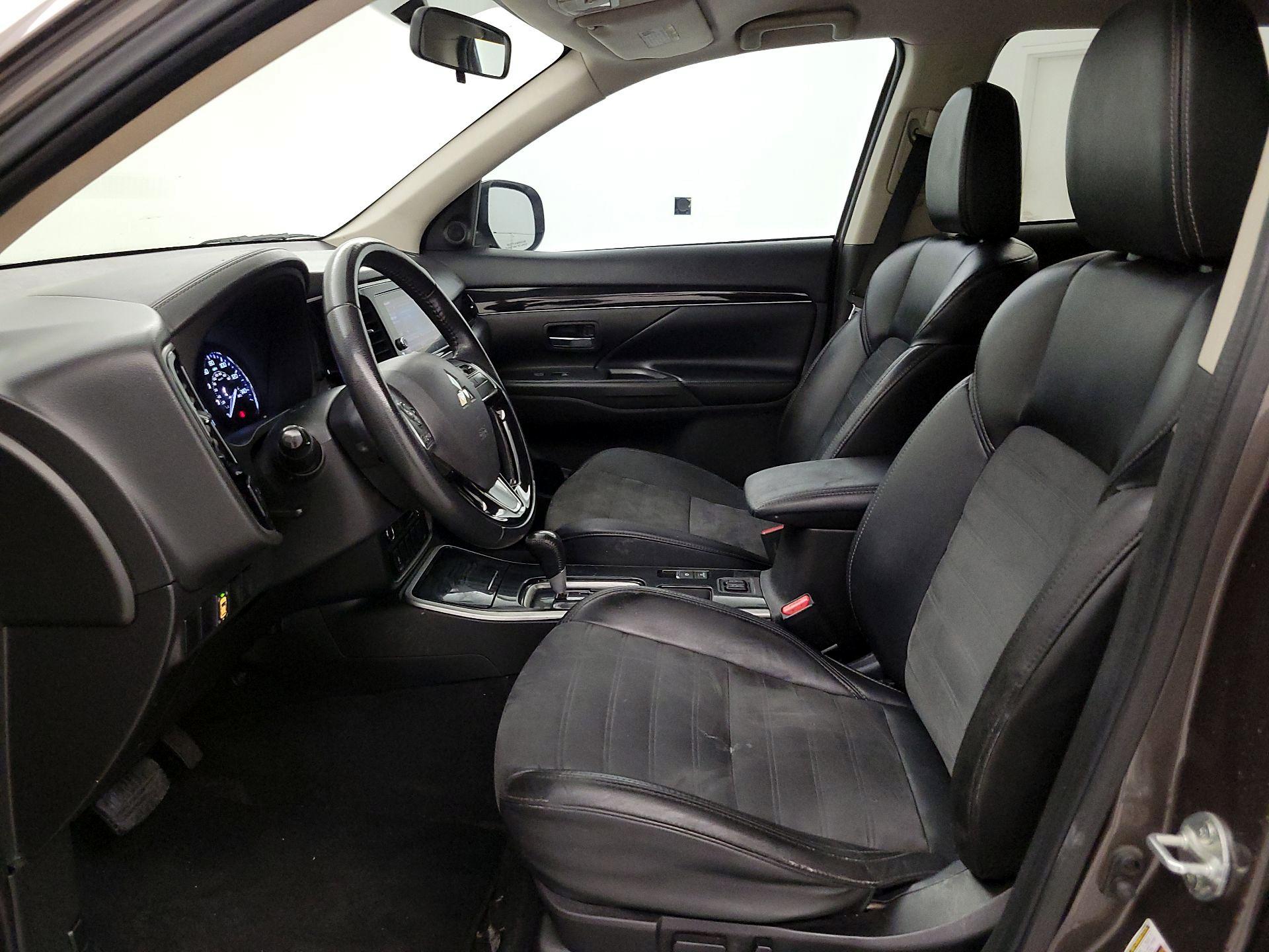 Thumbnail: 2019 Mitsubishi Outlander - 11