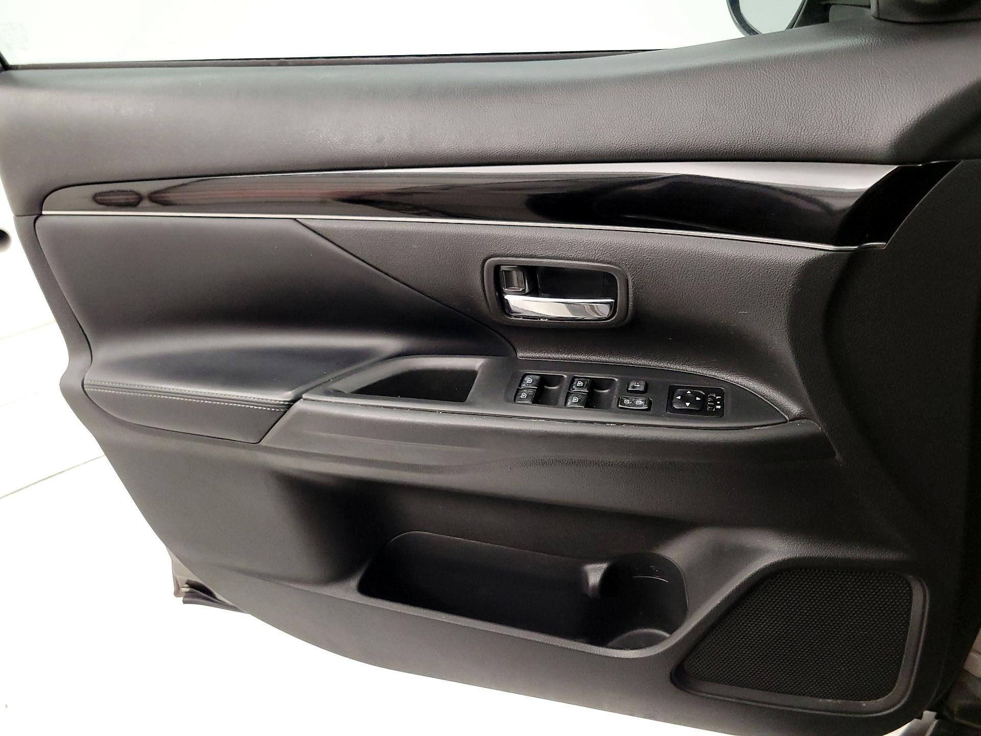 Thumbnail: 2019 Mitsubishi Outlander - 12