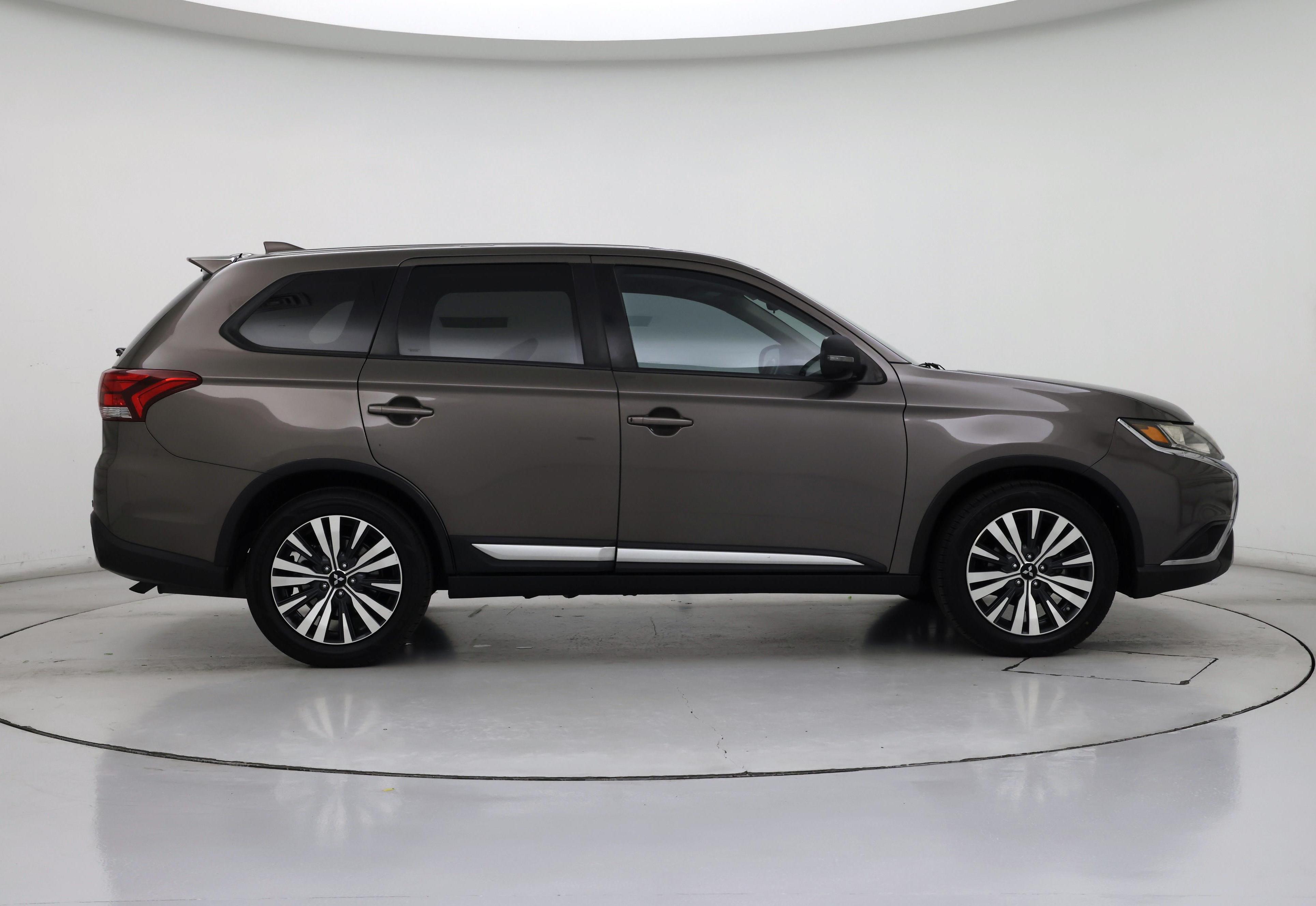 Thumbnail: 2019 Mitsubishi Outlander - 7