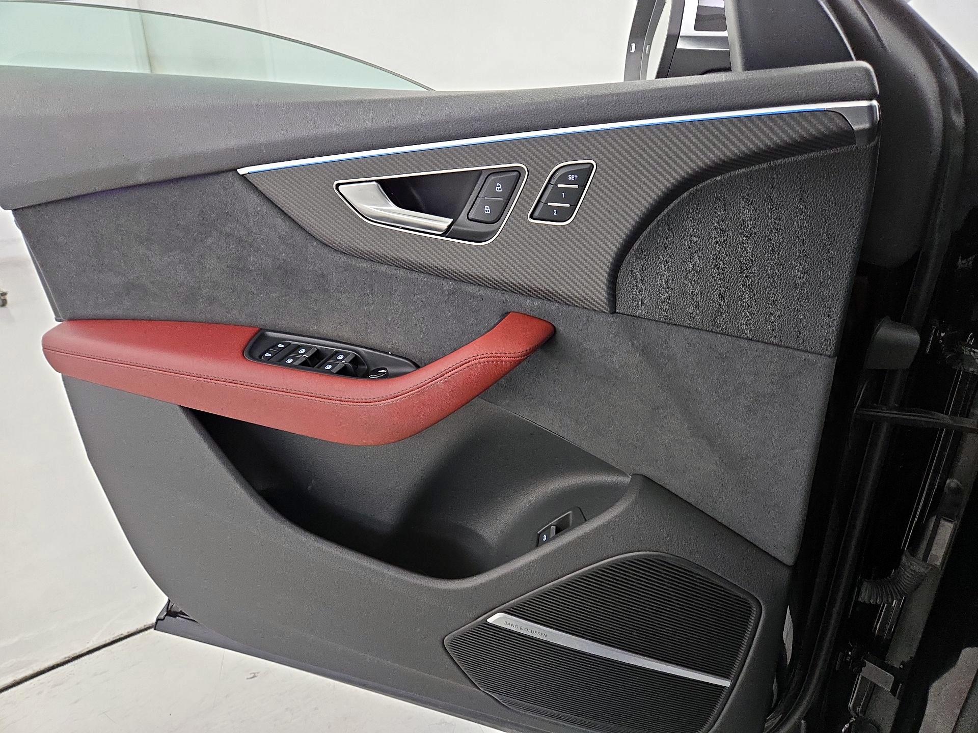 Thumbnail: 2025 Audi SQ8 - 12