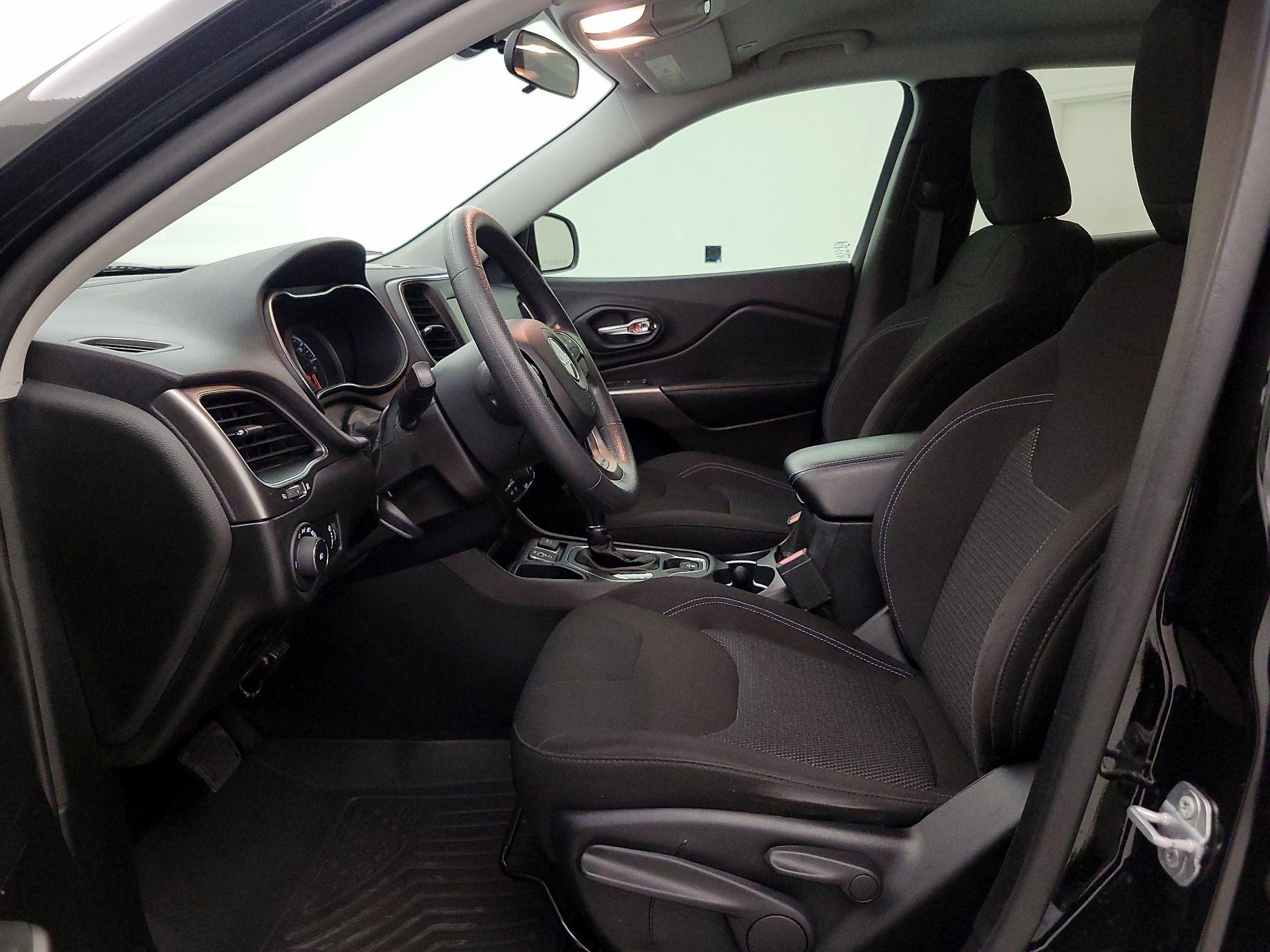 Thumbnail: 2019 Jeep Cherokee - 11