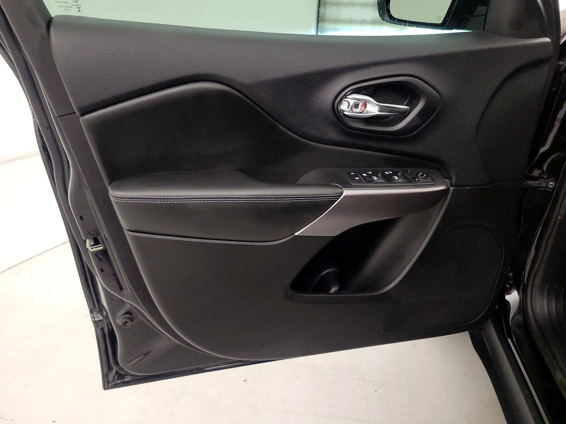 Thumbnail: 2019 Jeep Cherokee - 12