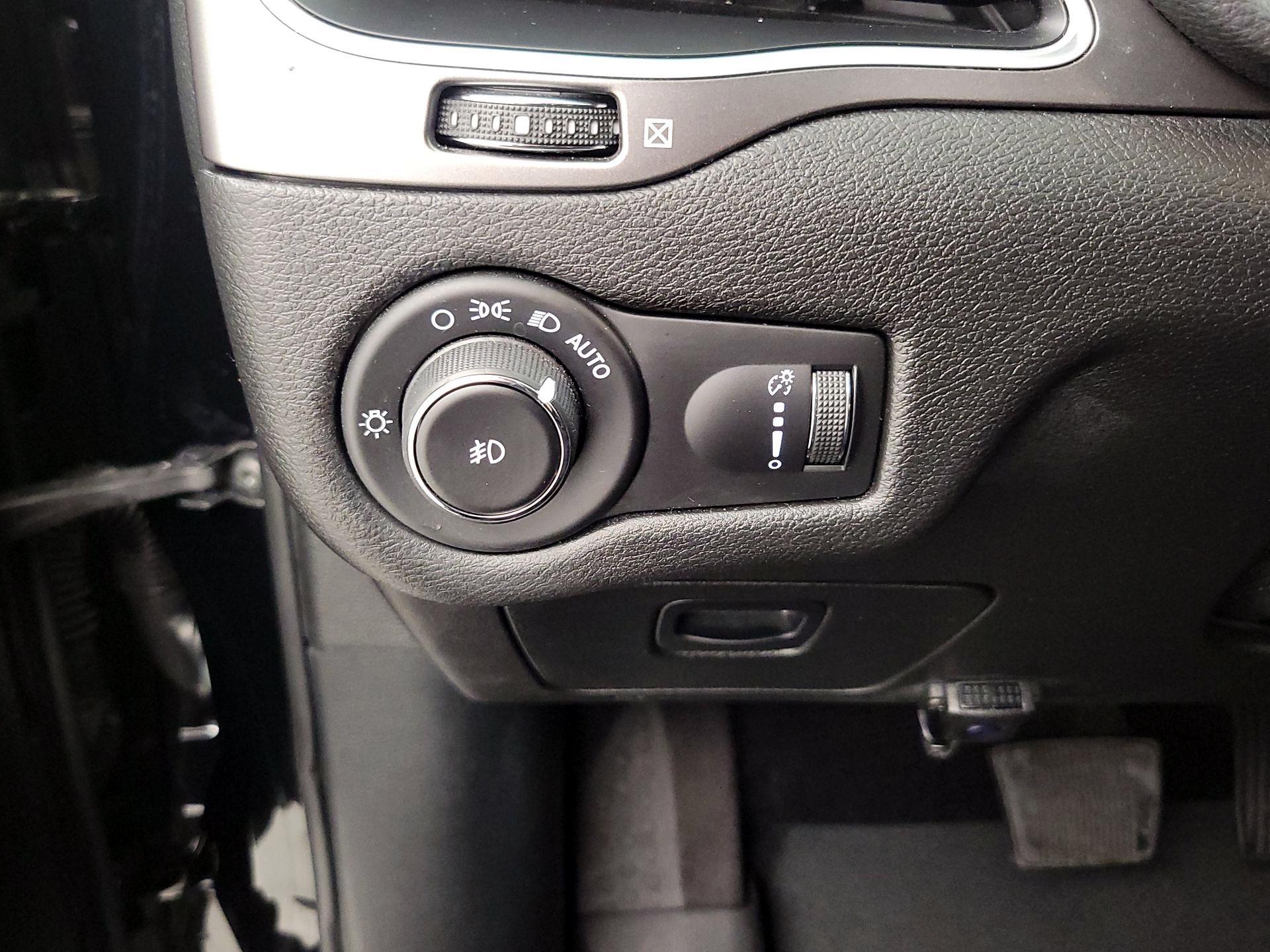 Thumbnail: 2019 Jeep Cherokee - 13