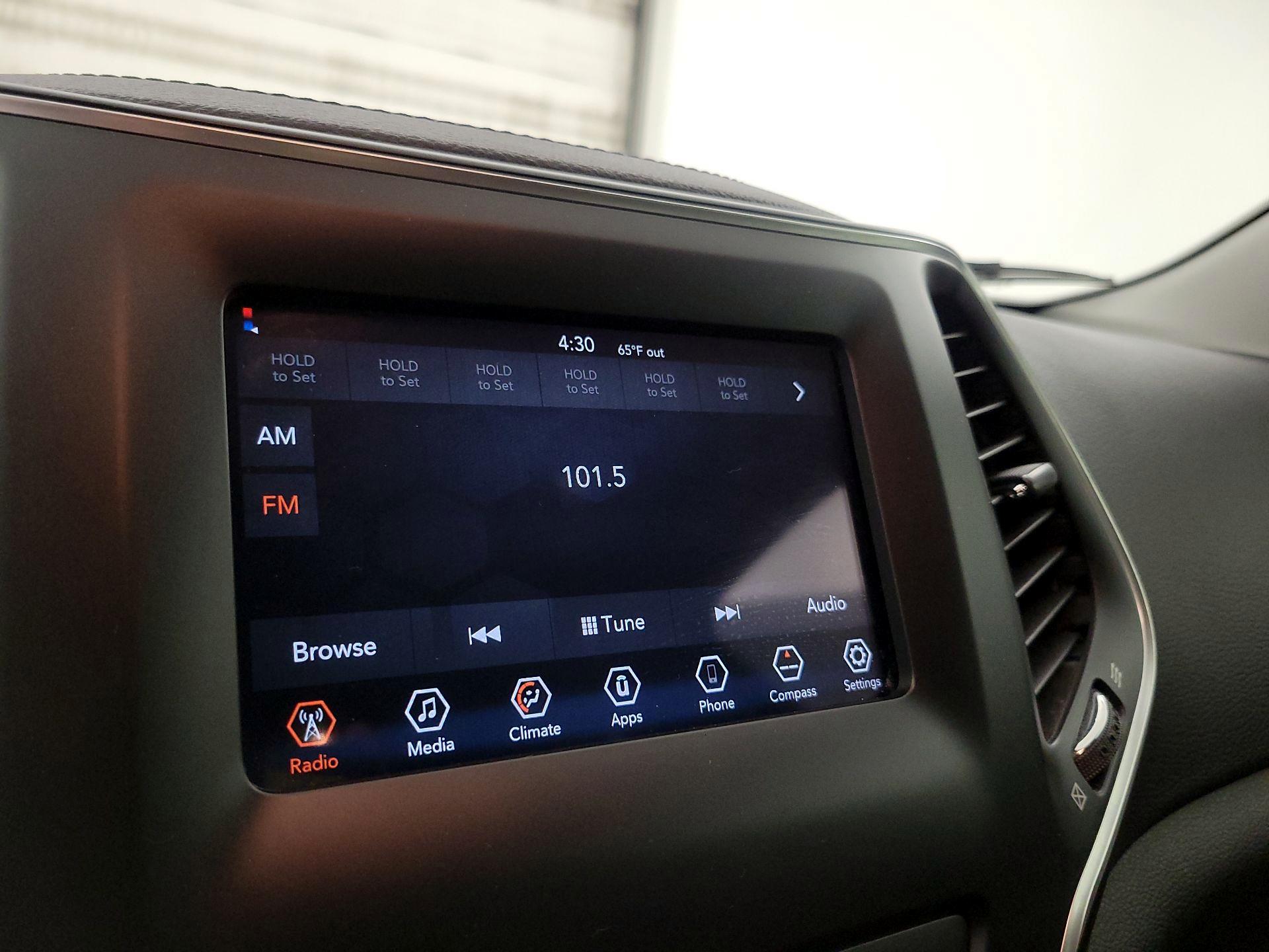 Thumbnail: 2019 Jeep Cherokee - 15