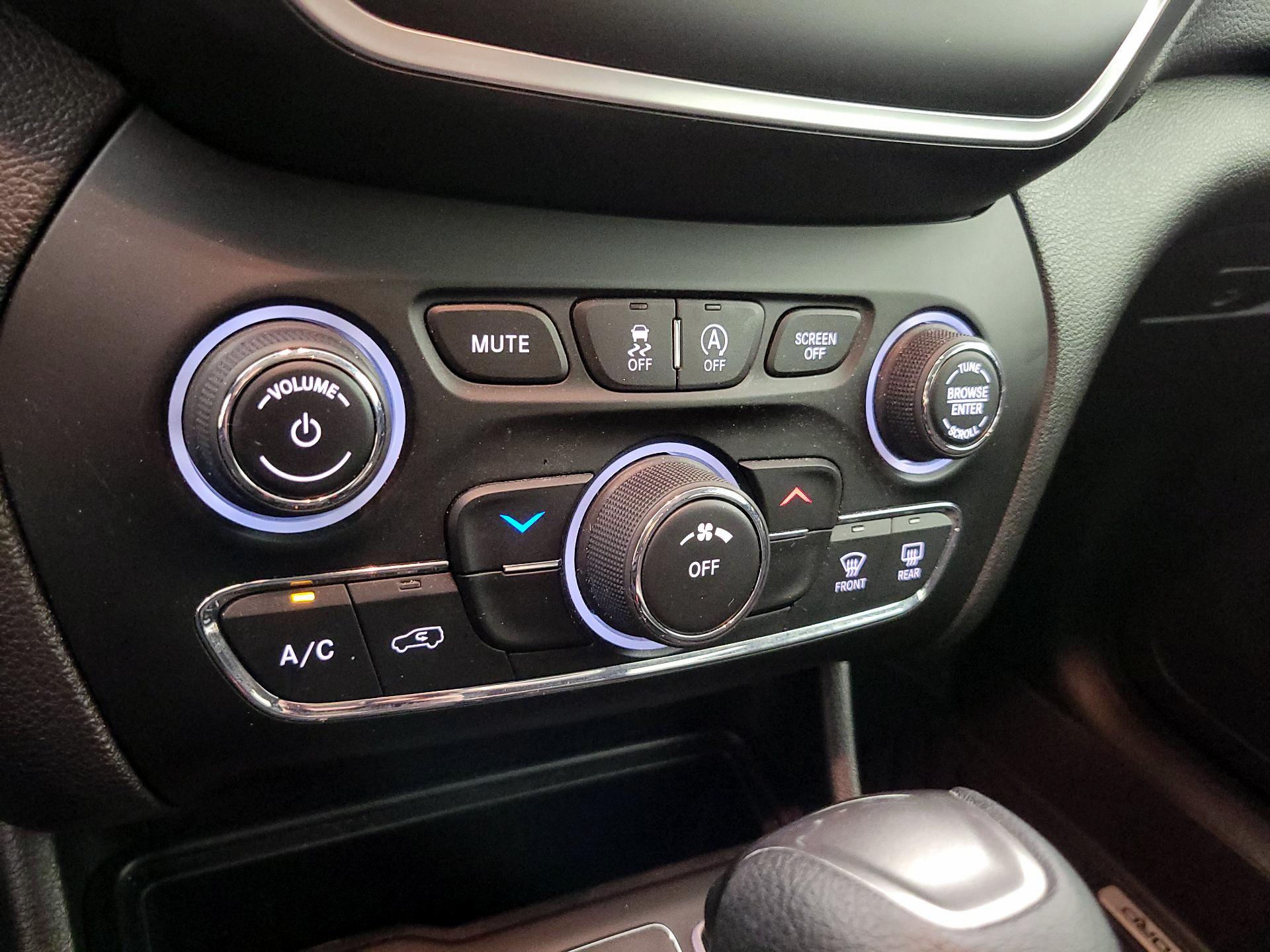 Thumbnail: 2019 Jeep Cherokee - 16