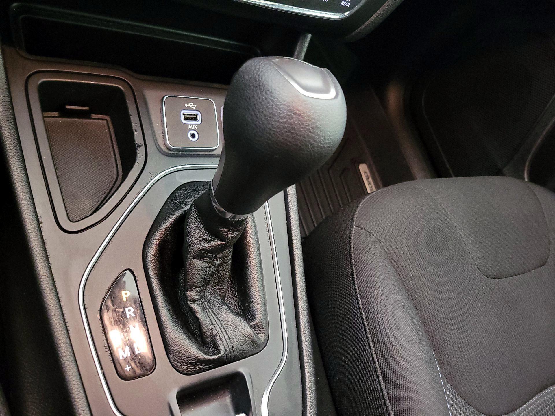 Thumbnail: 2019 Jeep Cherokee - 17