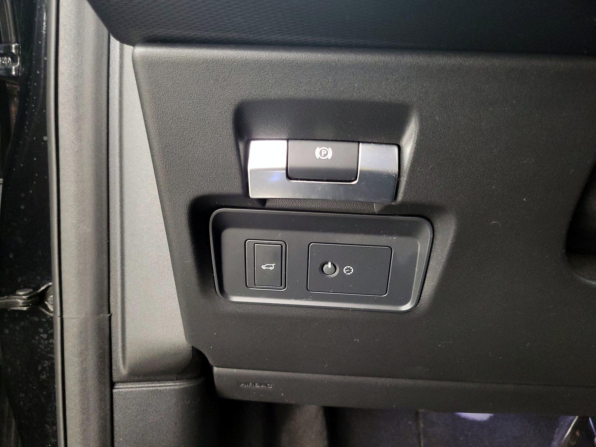 Thumbnail: 2023 Land Rover Discovery Sport - 13