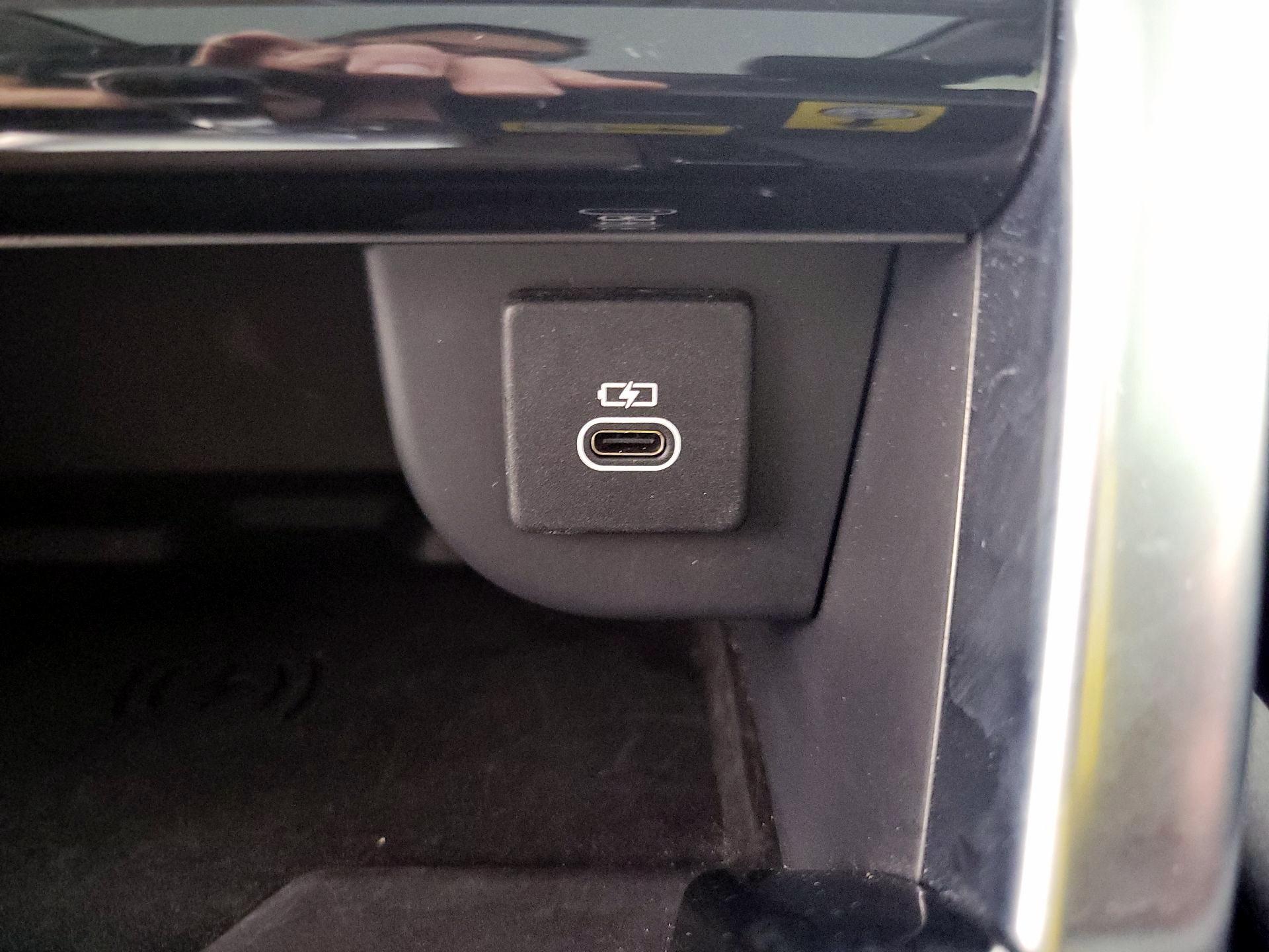 Thumbnail: 2023 Land Rover Discovery Sport - 19