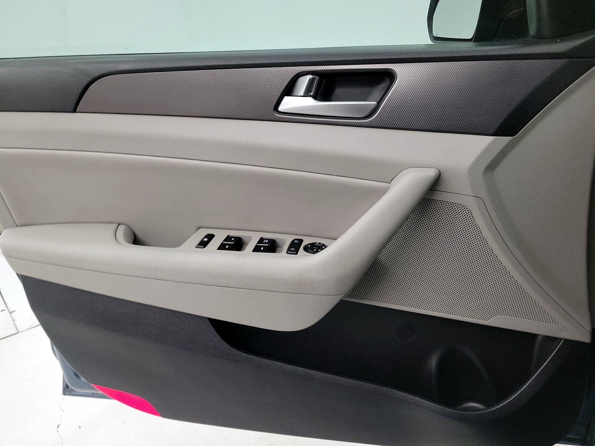 Thumbnail: 2016 Hyundai Sonata - 12