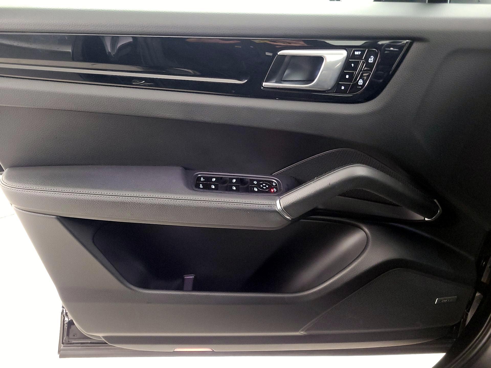 Thumbnail: 2021 Porsche Cayenne - 12