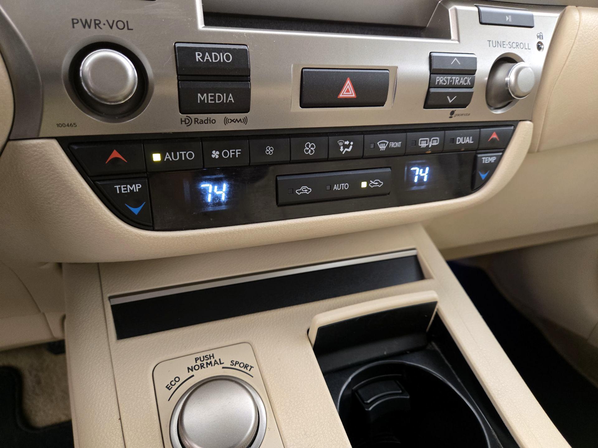 Thumbnail: 2015 Lexus ES - 16