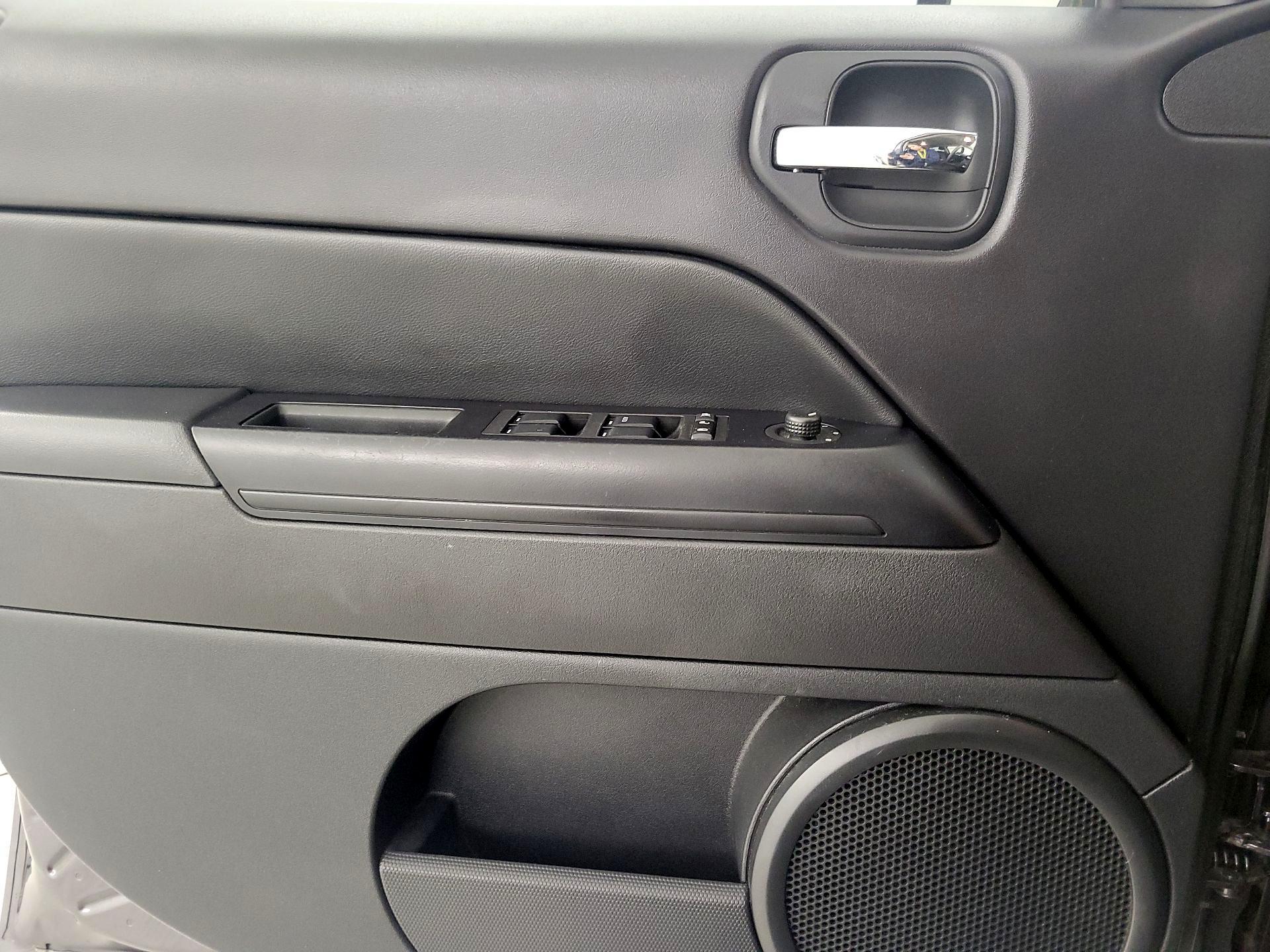 Thumbnail: 2016 Jeep Patriot - 12