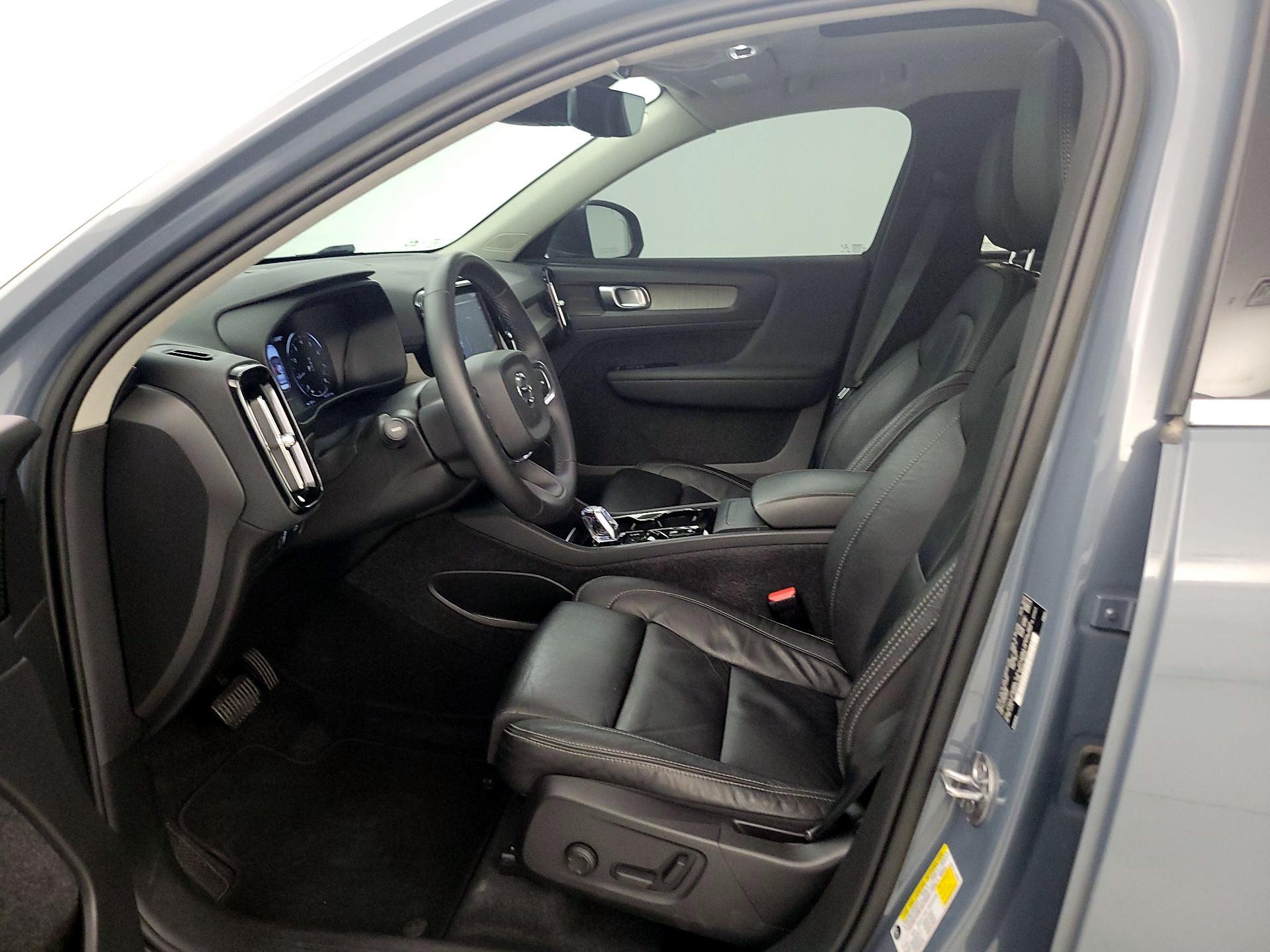 Thumbnail: 2022 Volvo XC40 - 11