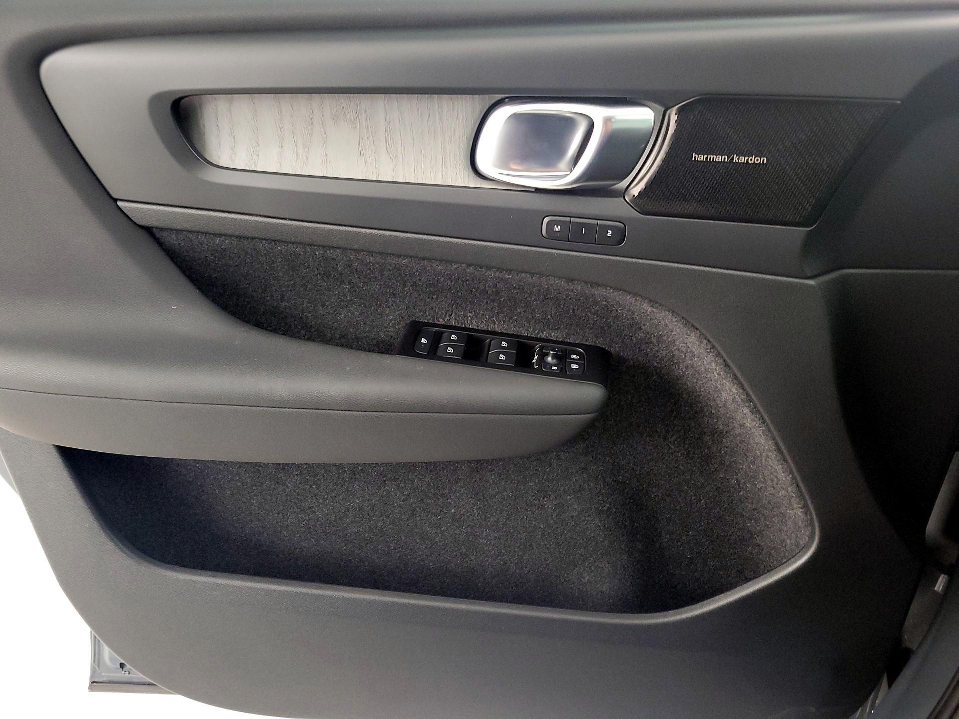 Thumbnail: 2022 Volvo XC40 - 12