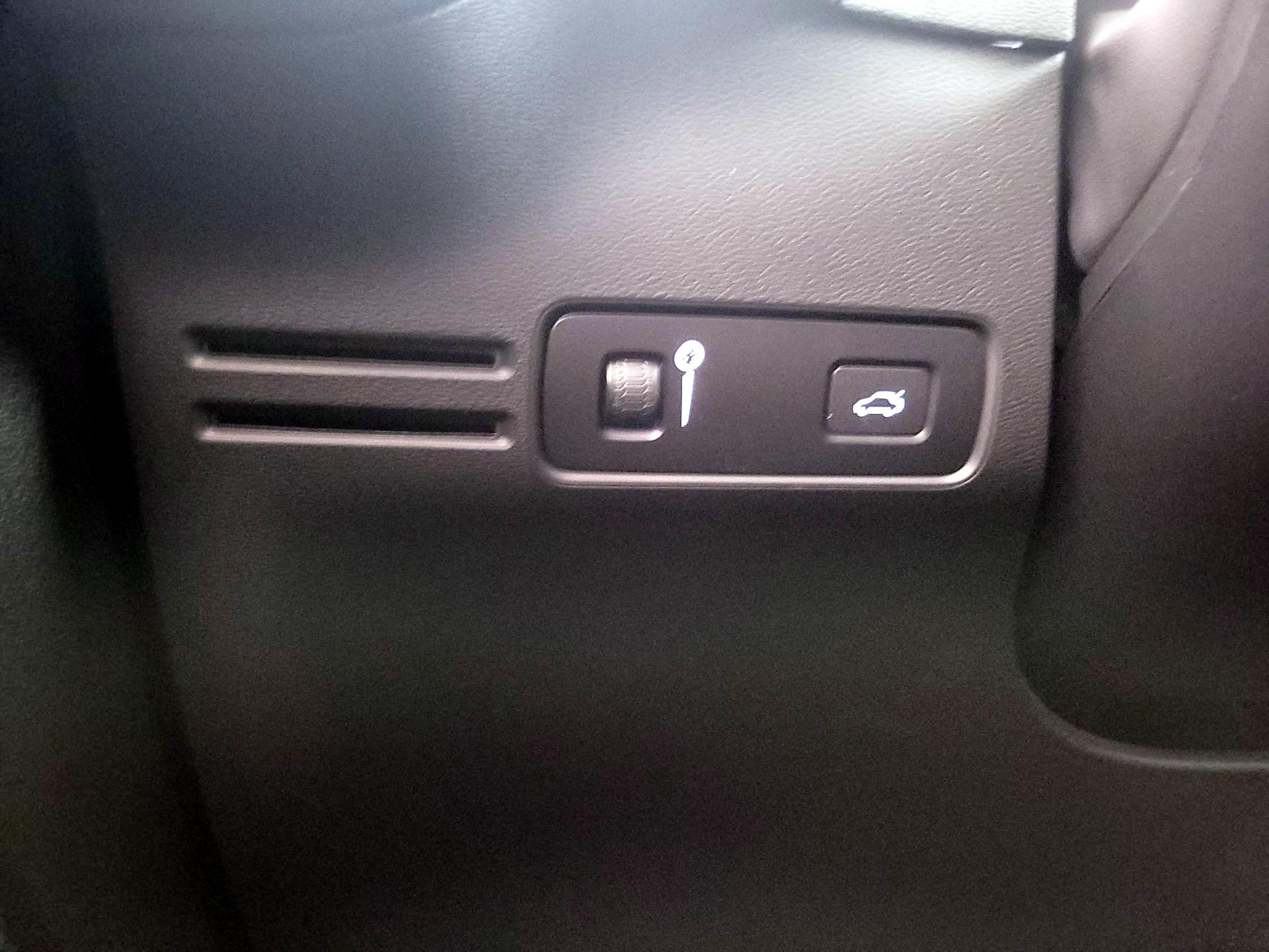 Thumbnail: 2022 Volvo XC40 - 13