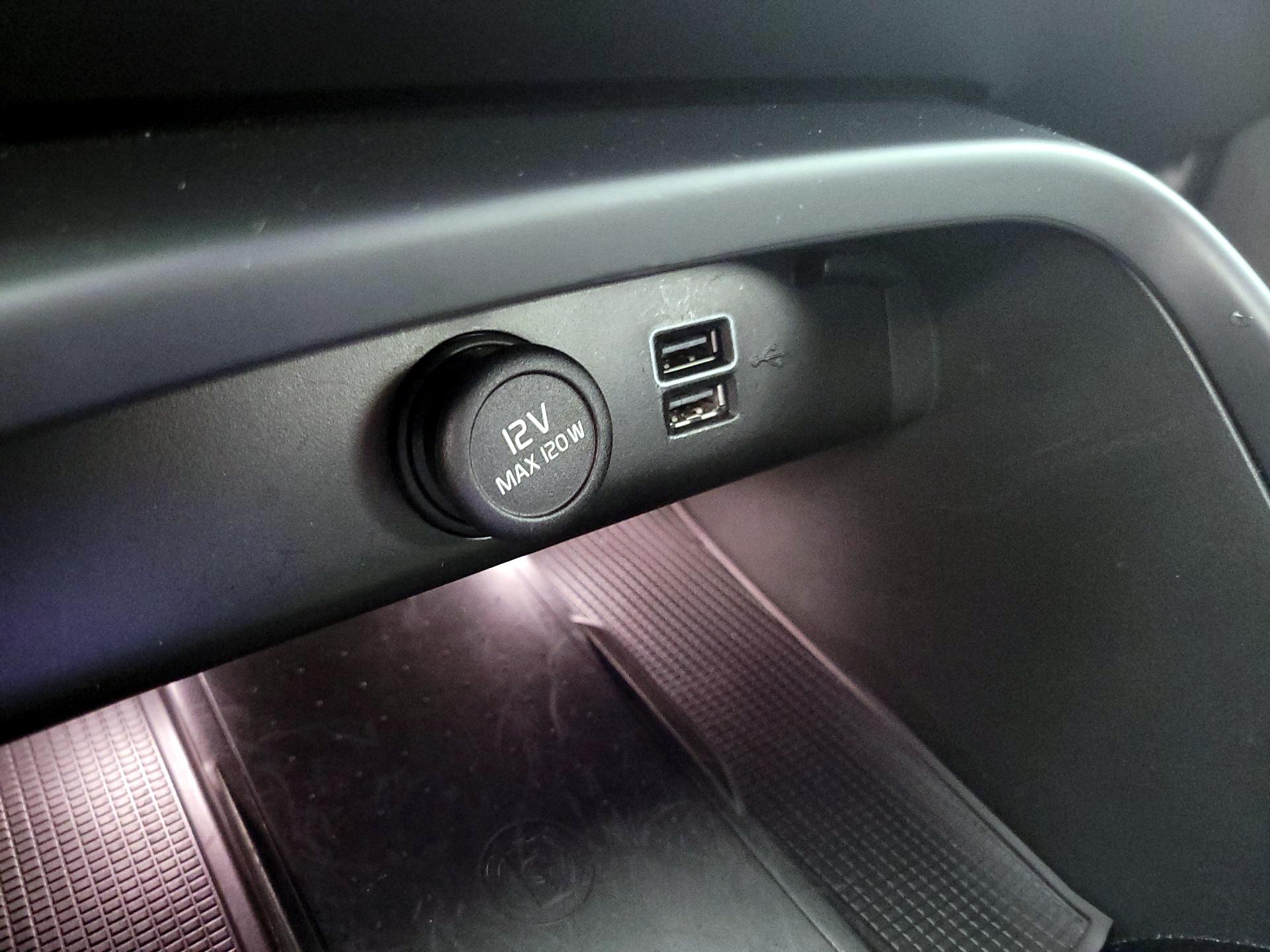 Thumbnail: 2022 Volvo XC40 - 19