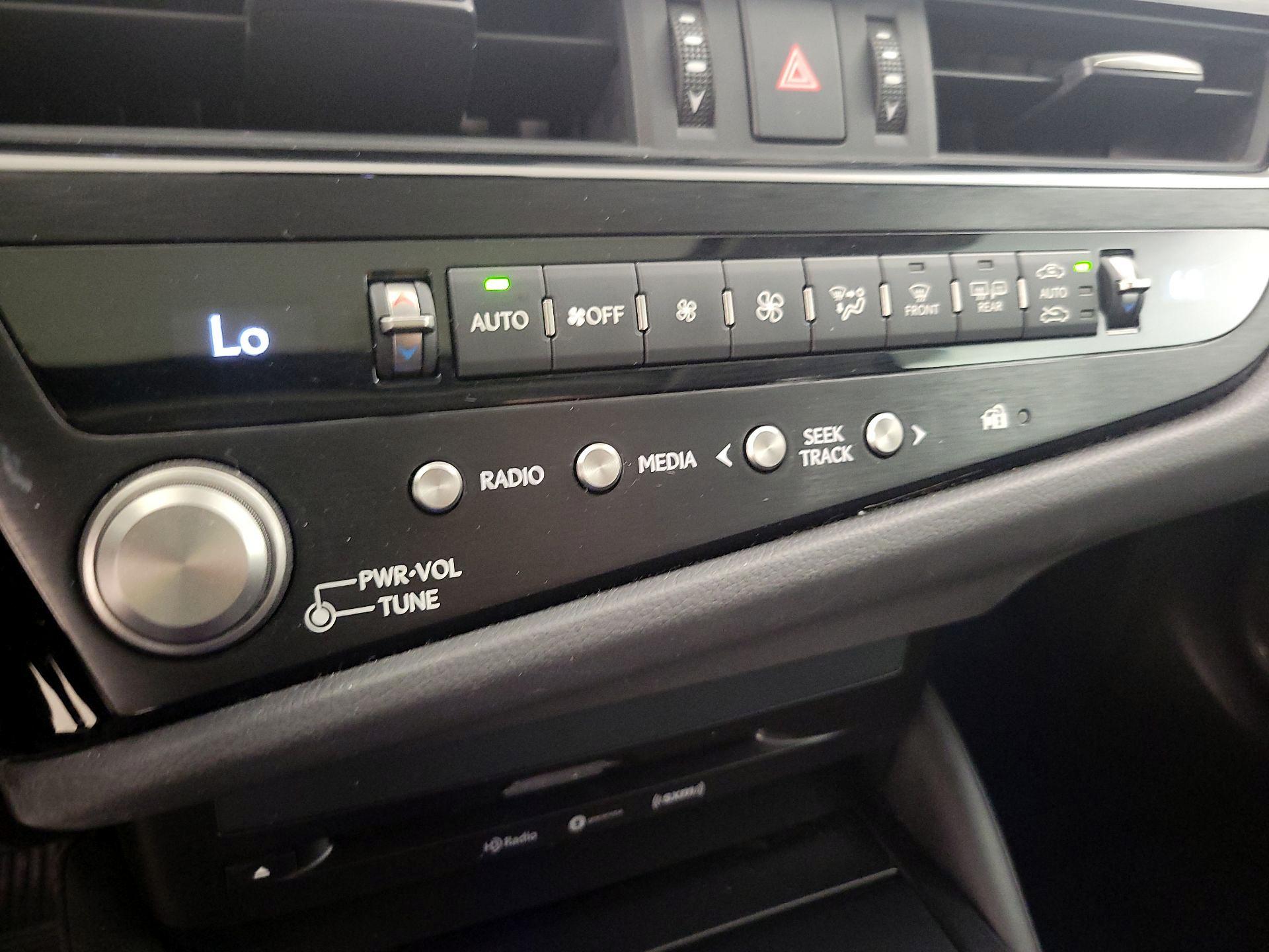 Thumbnail: 2022 Lexus ES - 16