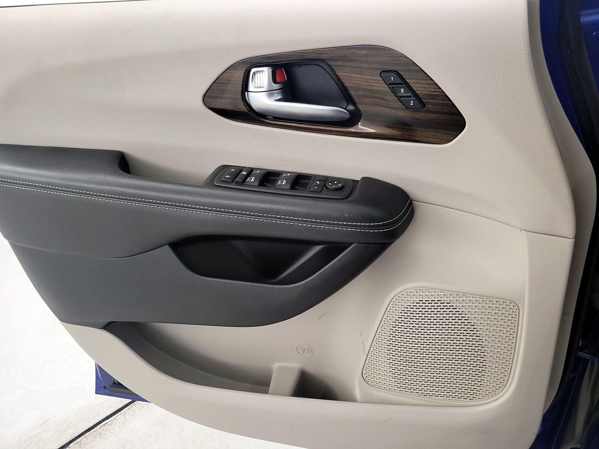 Thumbnail: 2021 Chrysler Pacifica - 12