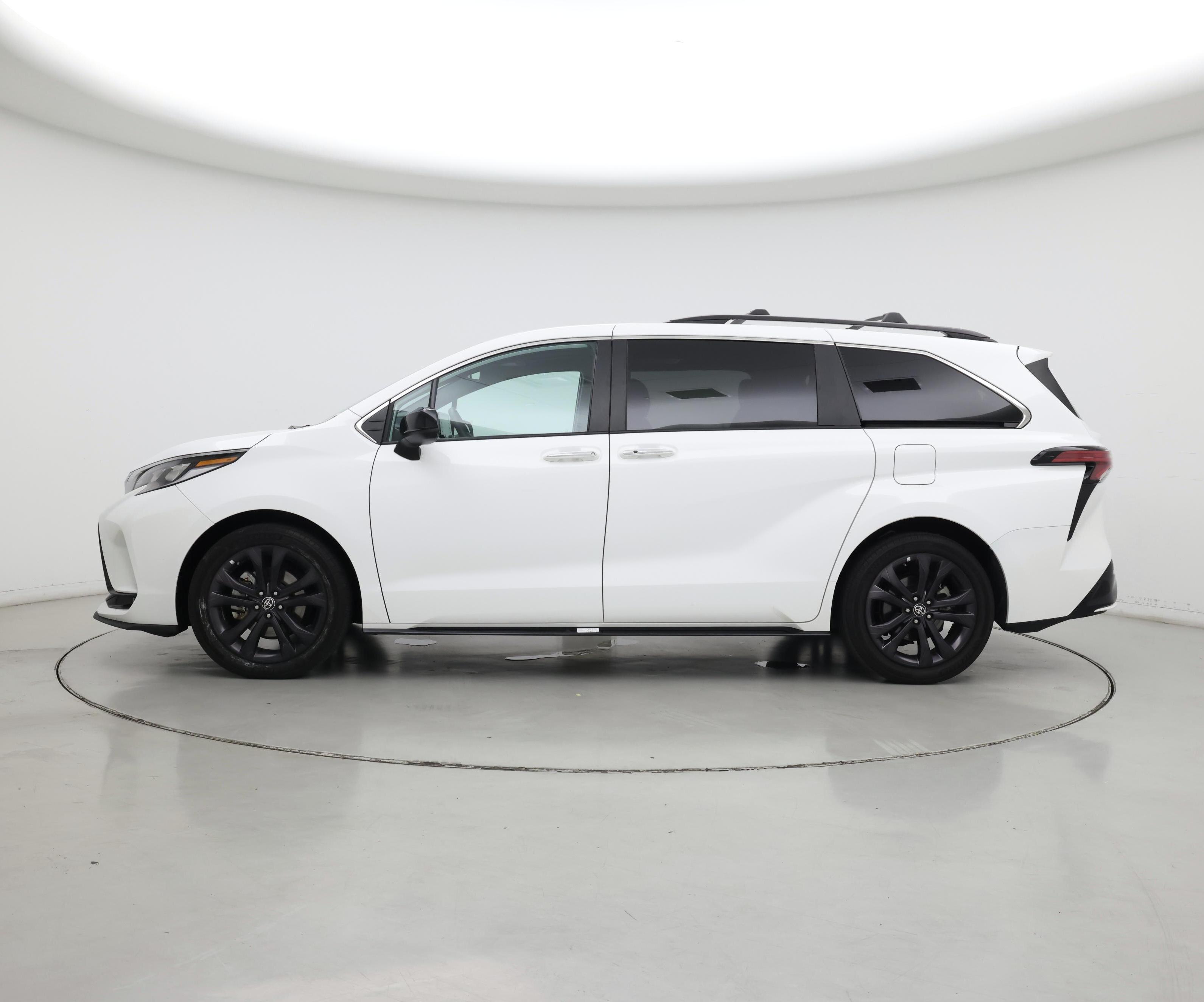 Thumbnail: 2022 Toyota Sienna - 3