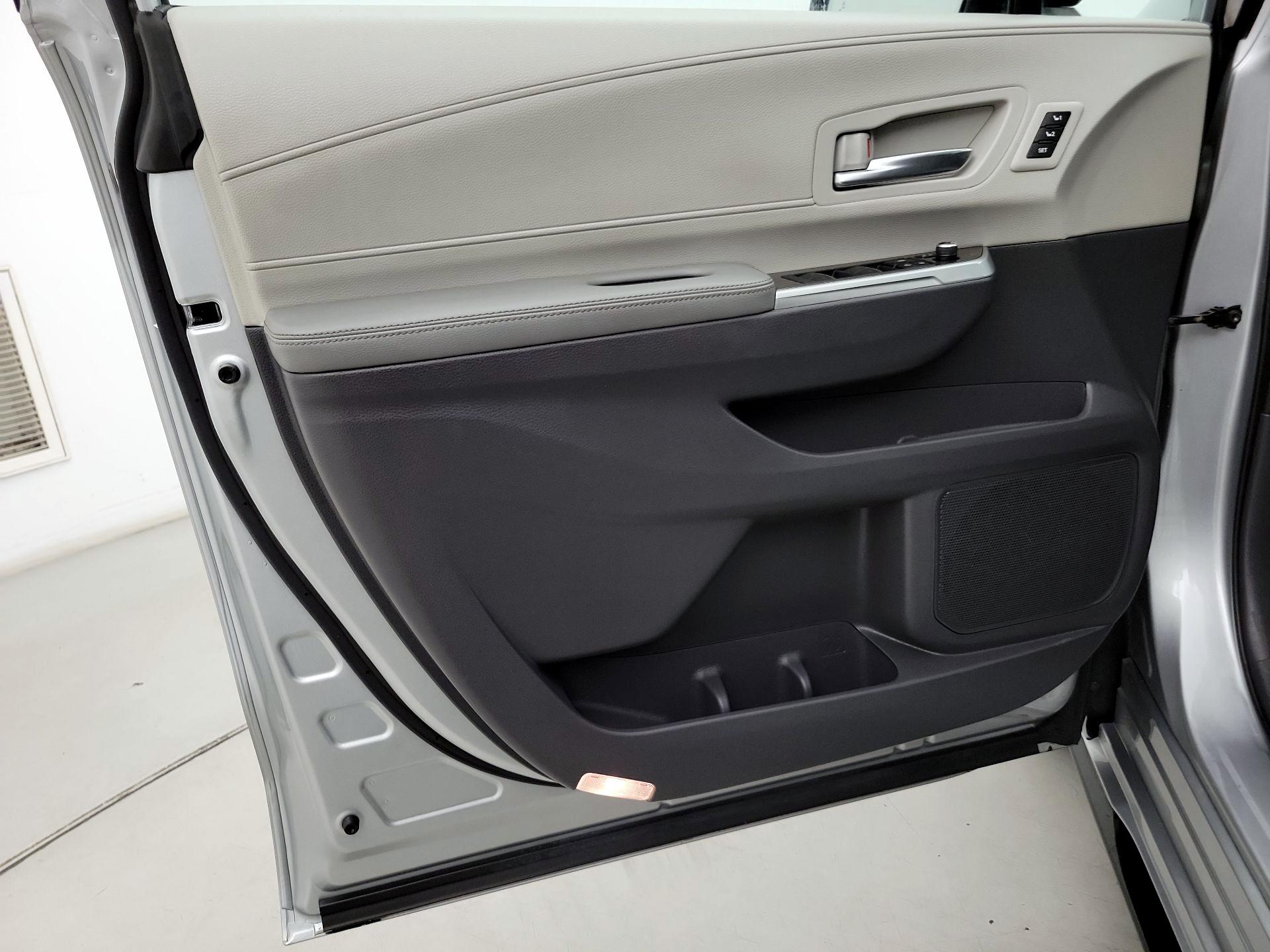 Thumbnail: 2022 Toyota Sienna - 12