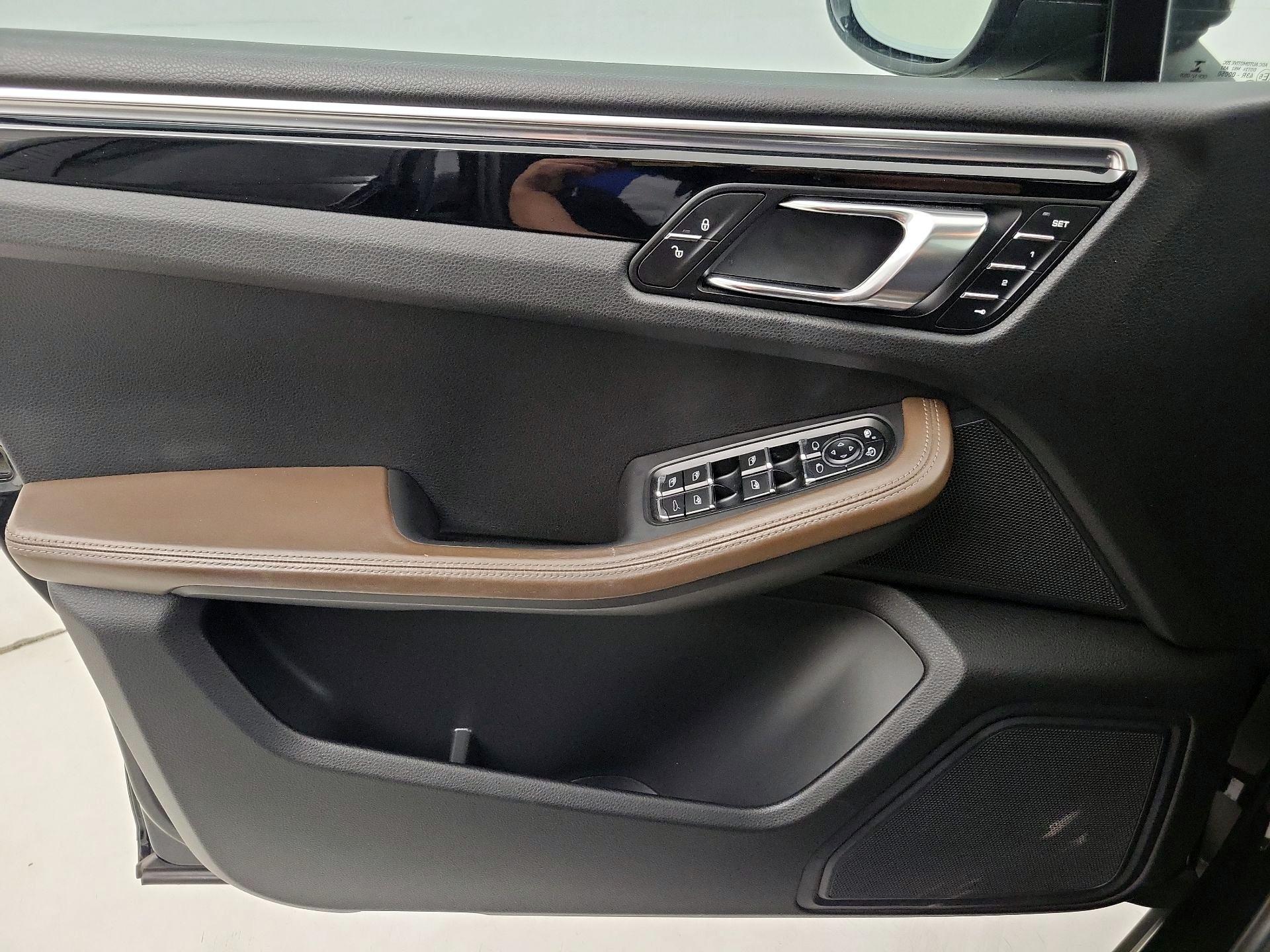 Thumbnail: 2015 Porsche Macan - 12