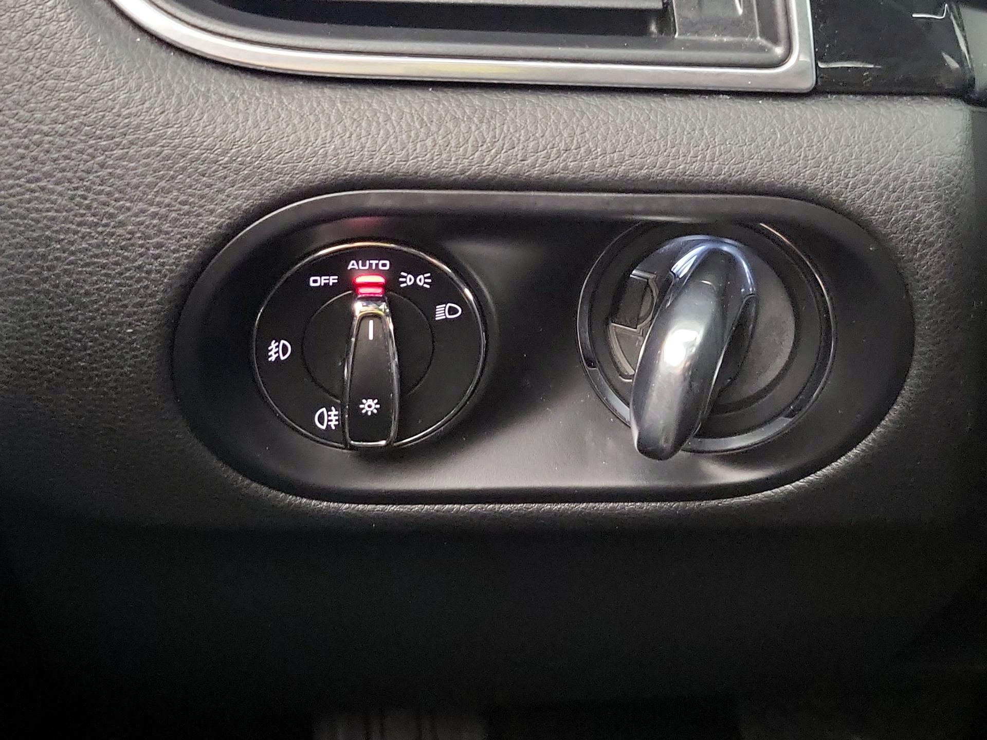 Thumbnail: 2015 Porsche Macan - 13