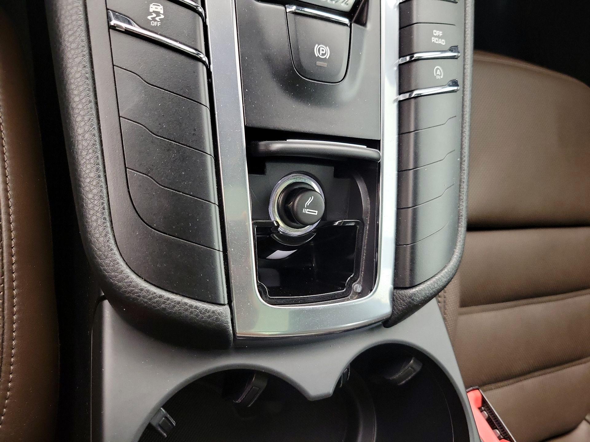 Thumbnail: 2015 Porsche Macan - 19