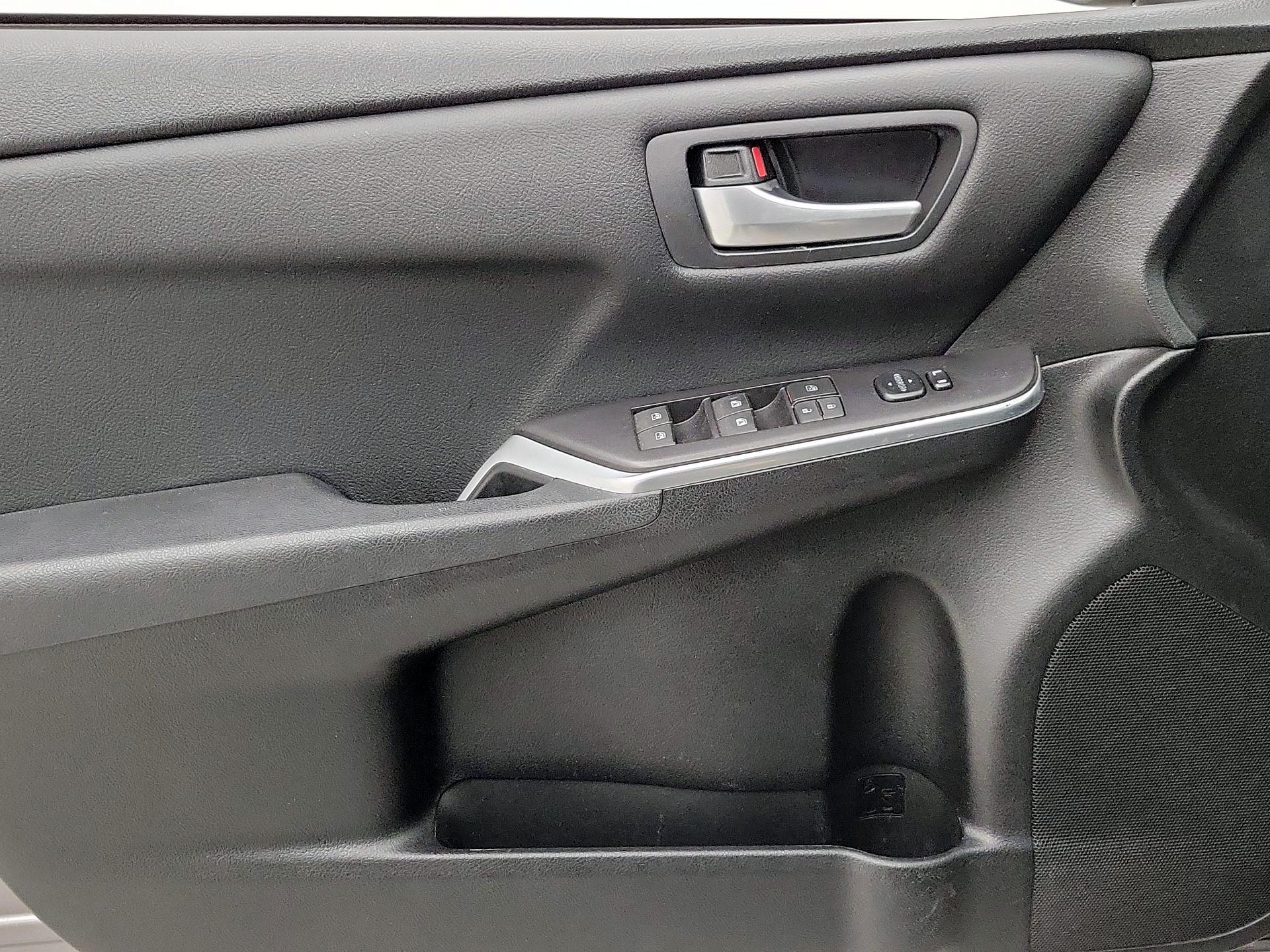 Thumbnail: 2016 Toyota Camry - 12