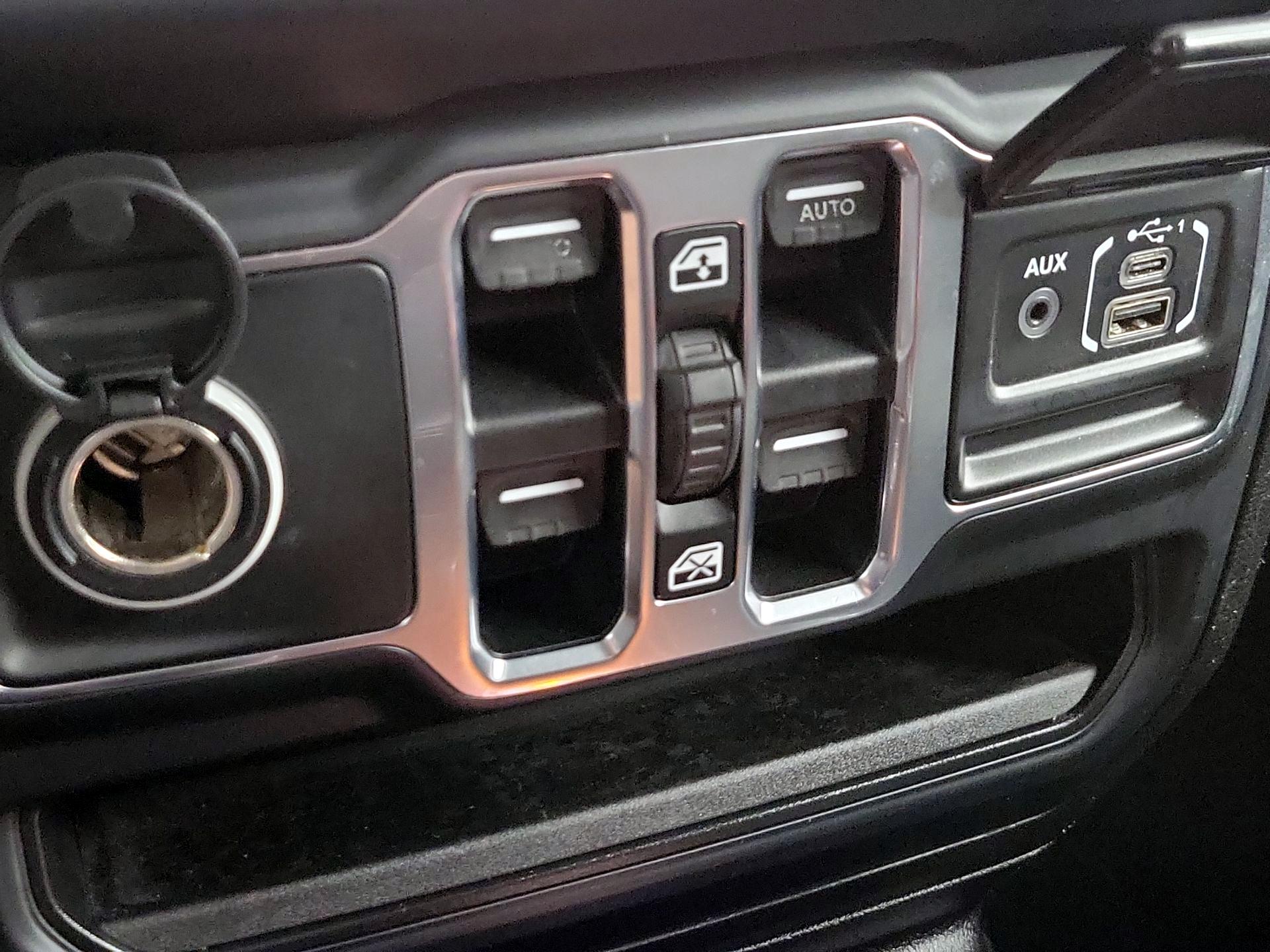 Thumbnail: 2018 Jeep Wrangler - 18