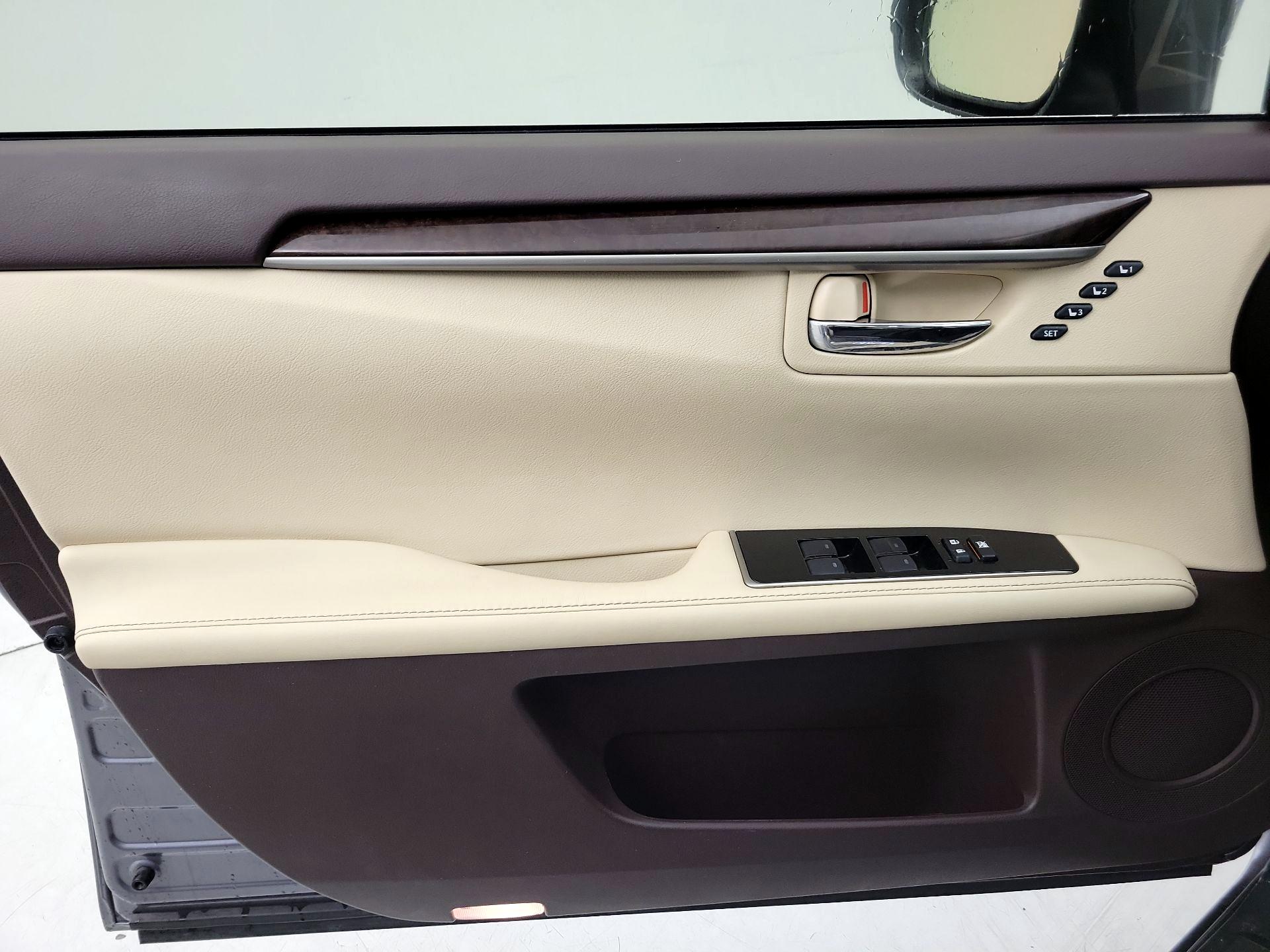 Thumbnail: 2016 Lexus ES - 12