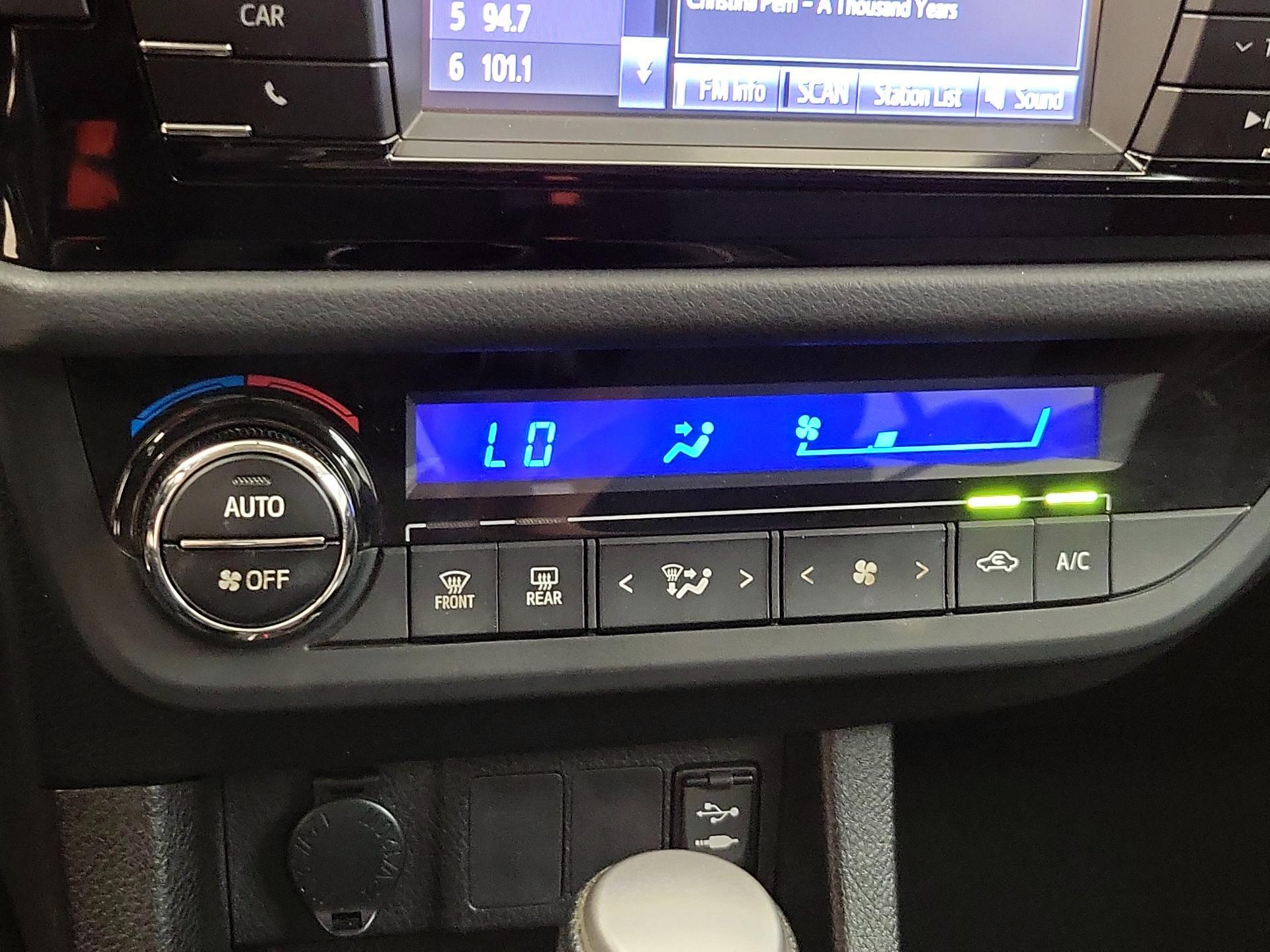 Thumbnail: 2015 Toyota Corolla - 16