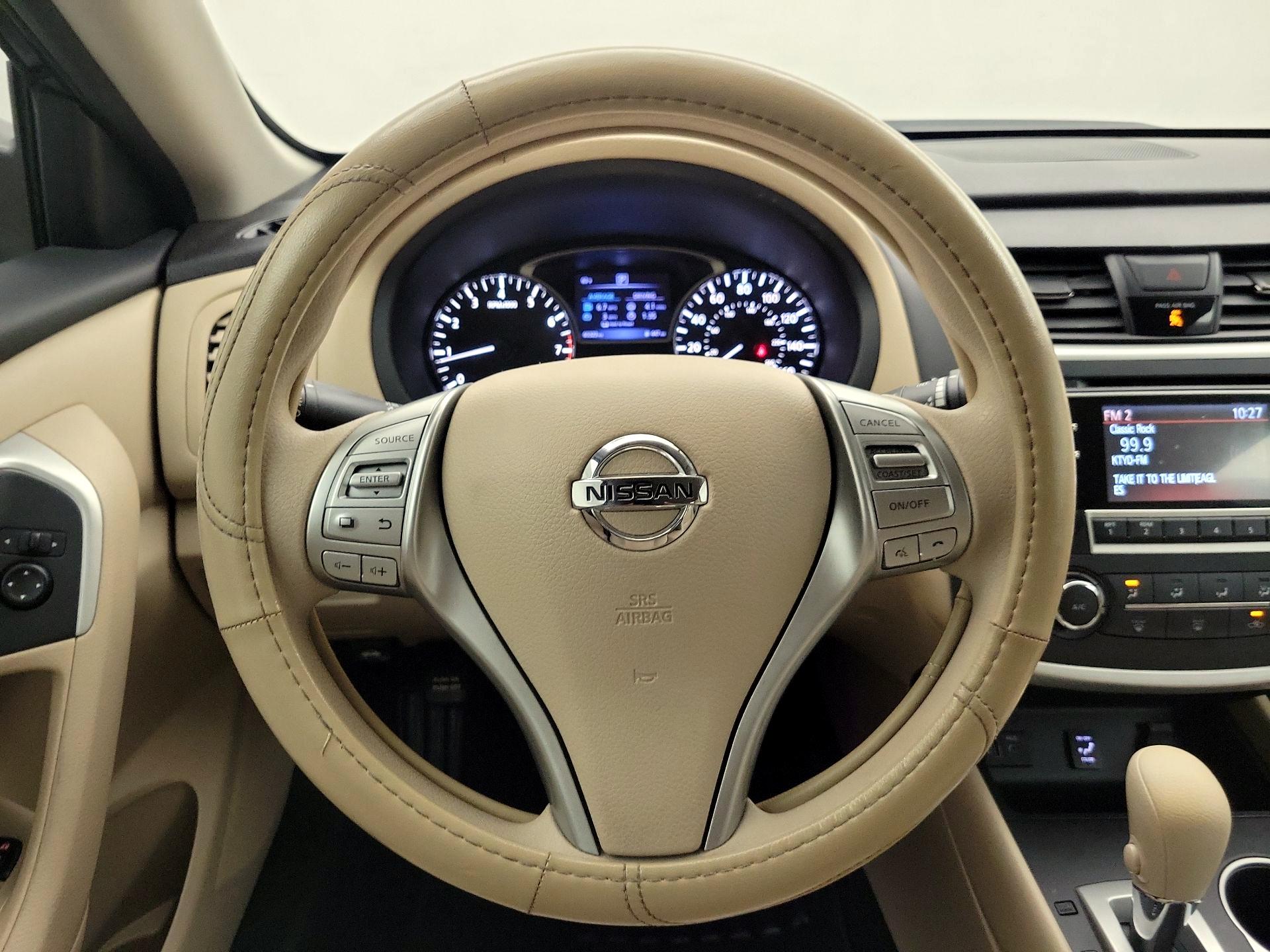 Thumbnail: 2017 Nissan Altima - 10