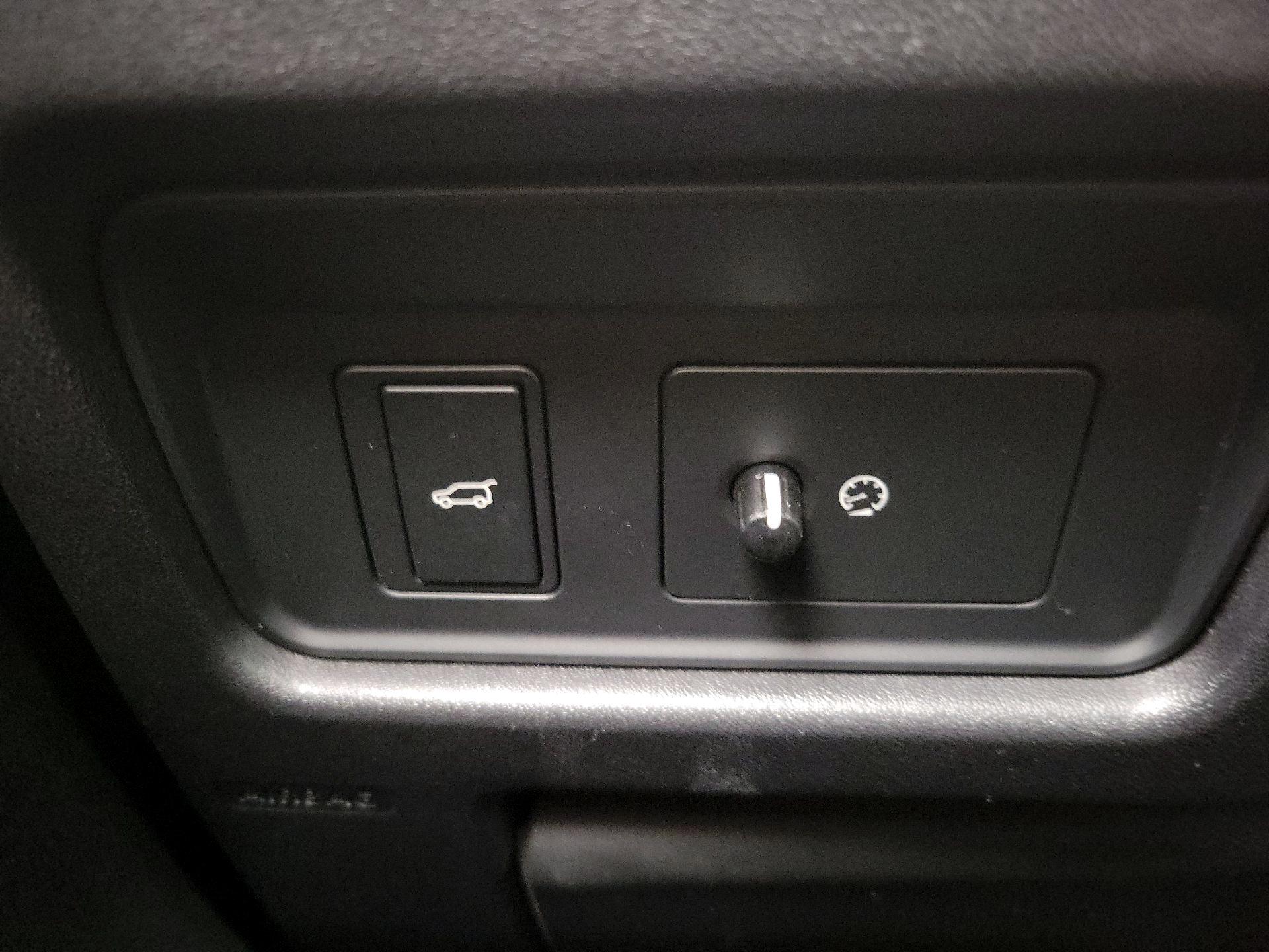 Thumbnail: 2018 Land Rover Discovery Sport - 13