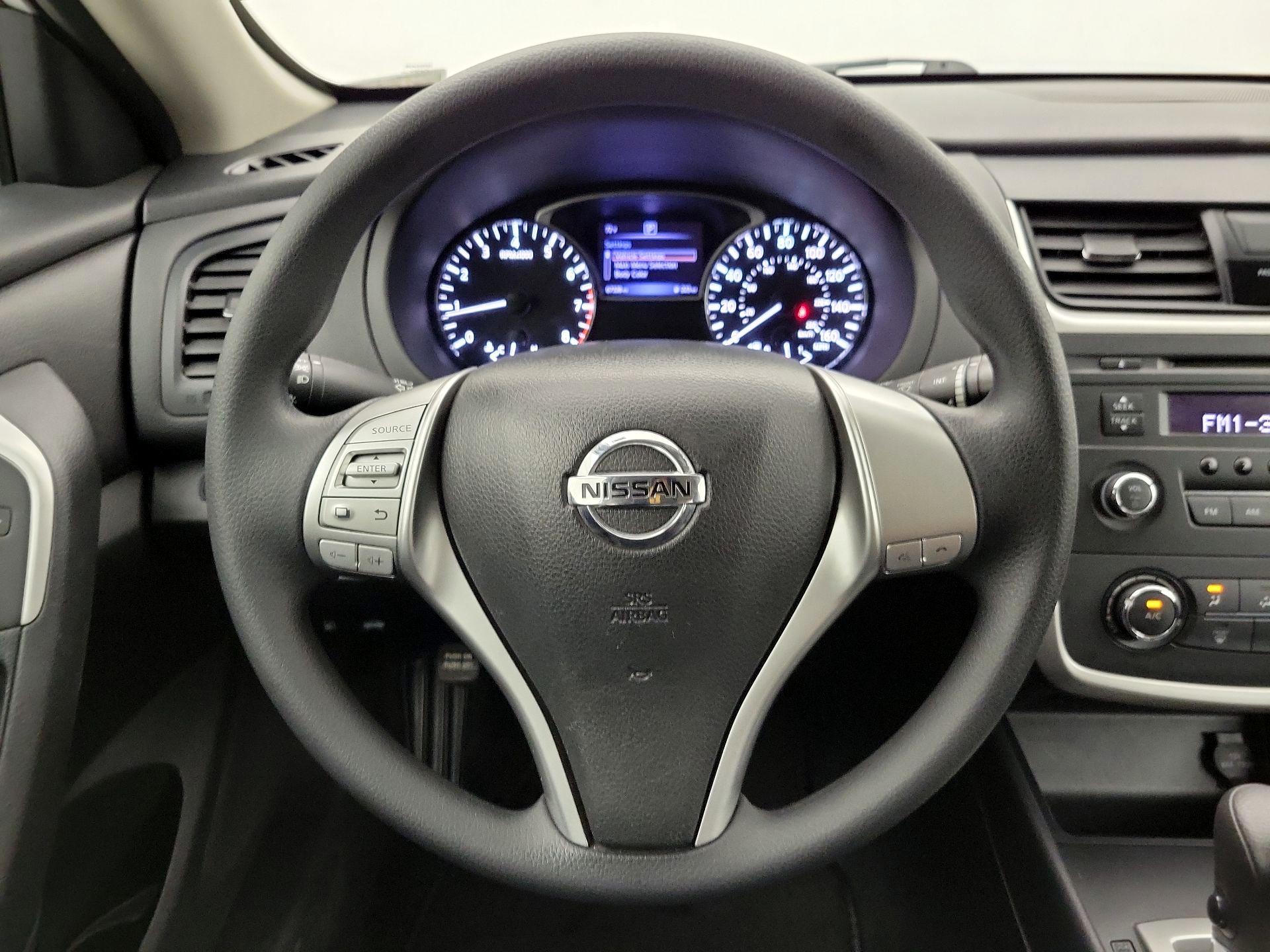 Thumbnail: 2017 Nissan Altima - 10