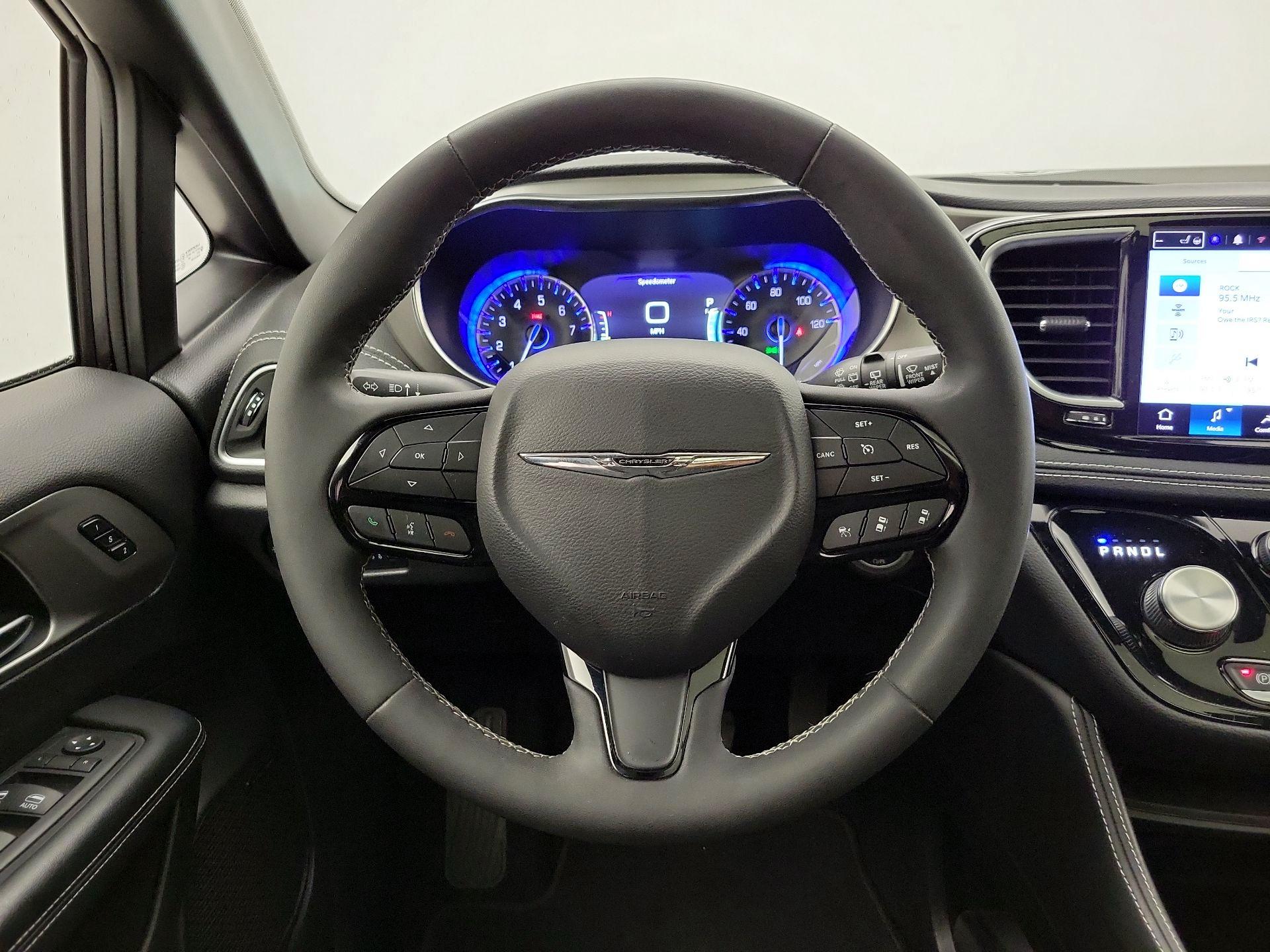 Thumbnail: 2022 Chrysler Pacifica - 10