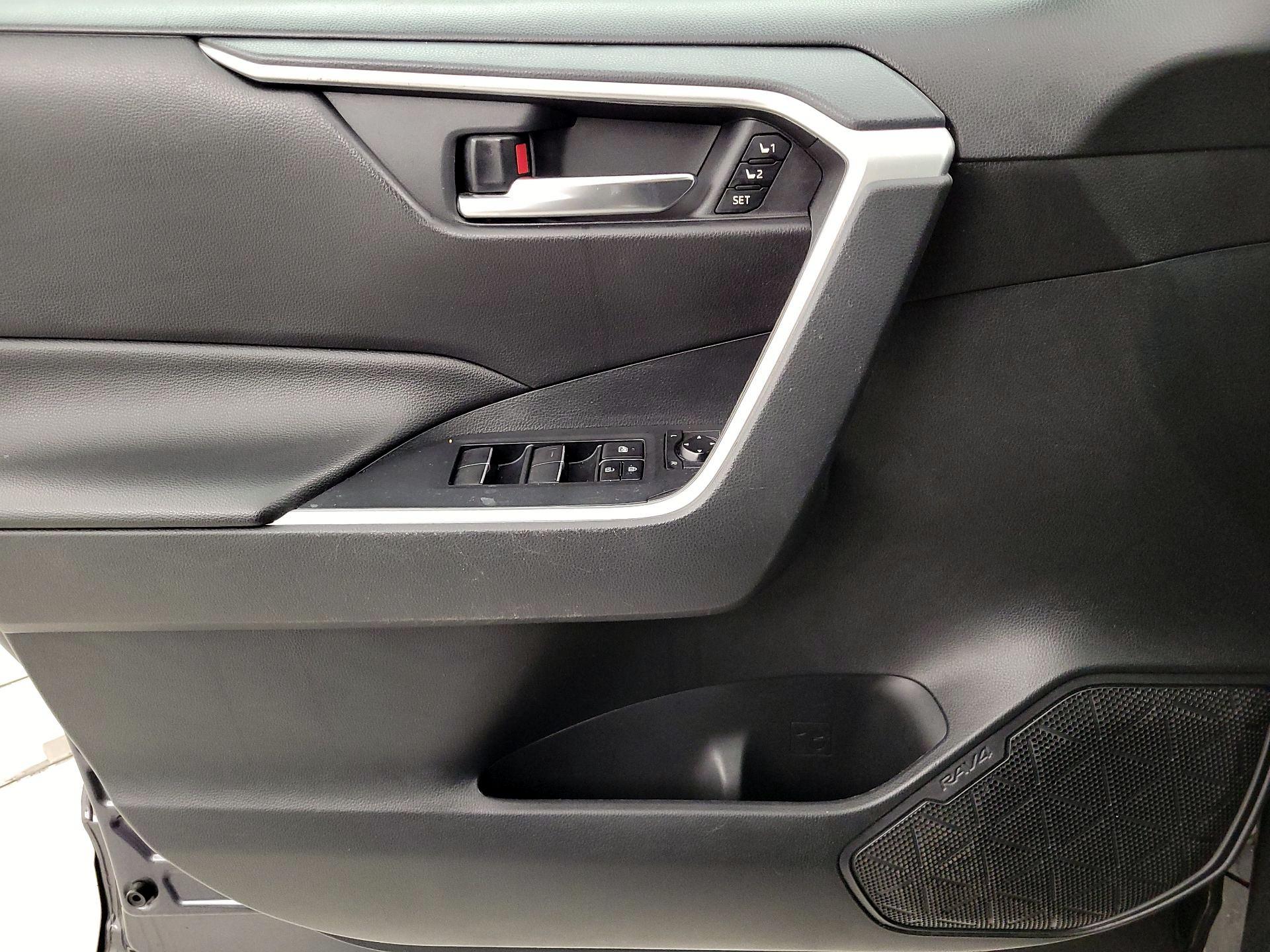 Thumbnail: 2019 Toyota RAV4 - 12